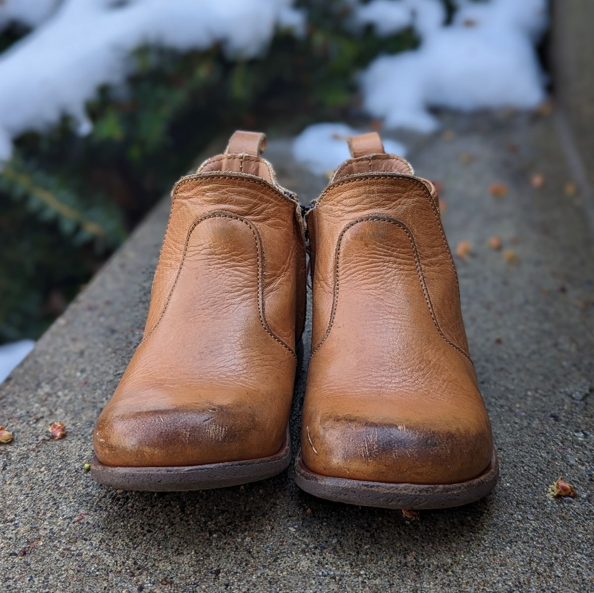 Photo by chilly_chonka on April 17, 2023 of the Adelisa and Co. Viajero Chelsea Boot in Unknown Natural Veg Tan.