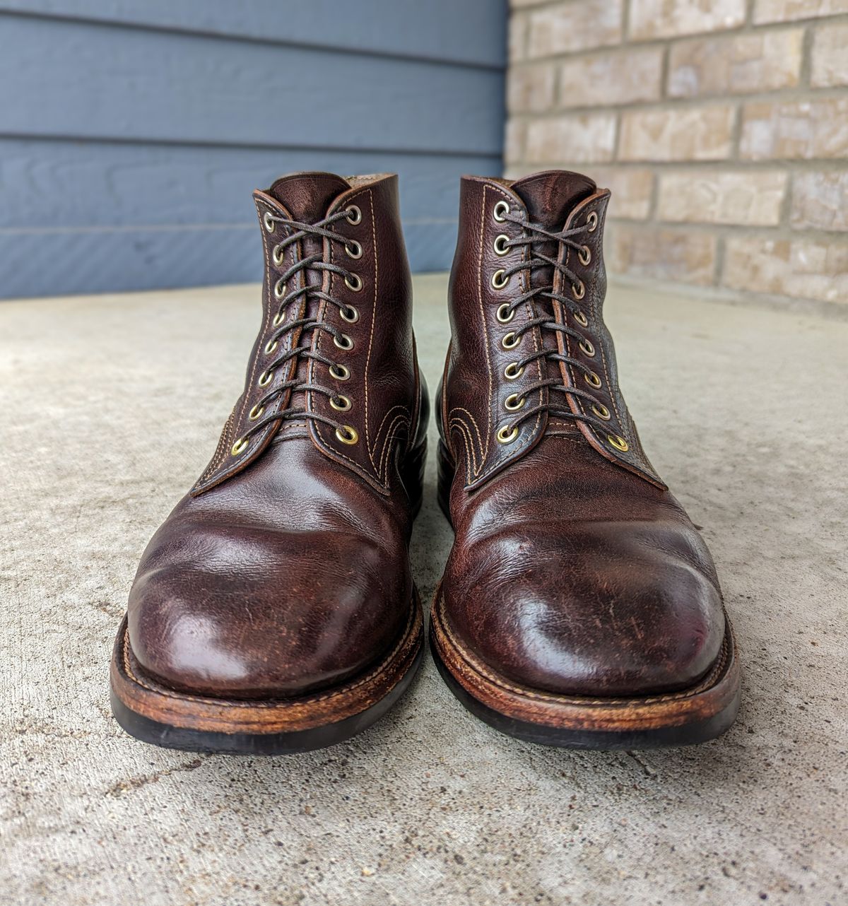 Photo by chilly_chonka on April 3, 2024 of the Kustom Kraft Kyle in Kobel Dark Brown Harness.