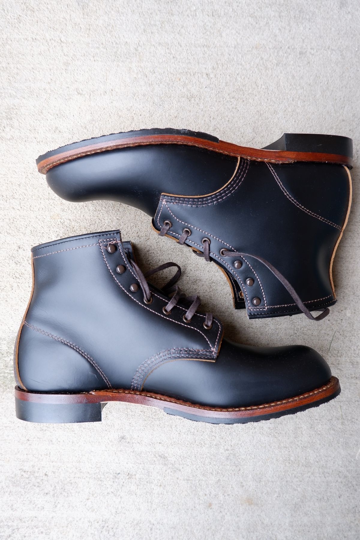 Photo by trashboat on October 1, 2022 of the Red Wing Beckman Flatbox in S.B. Foot Black Klondike.