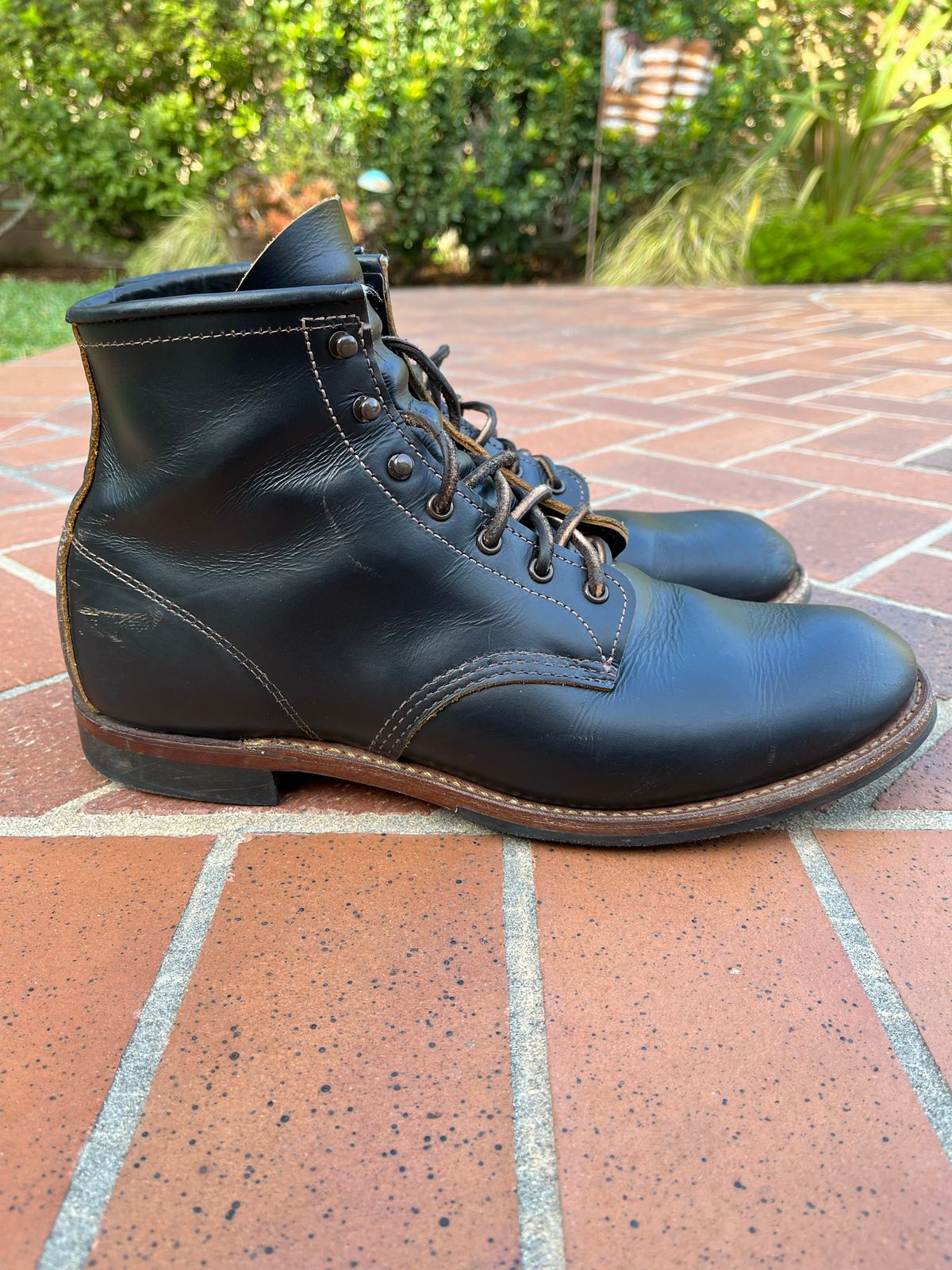 Photo by trashboat on November 4, 2022 of the Red Wing Beckman Flatbox in S.B. Foot Black Klondike.
