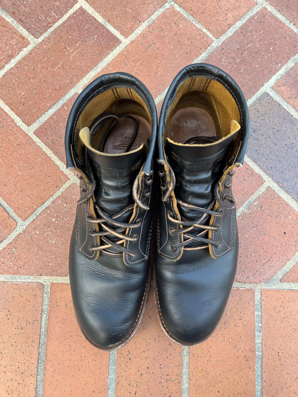 Photo by trashboat on November 4, 2022 of the Red Wing Beckman Flatbox in S.B. Foot Black Klondike.