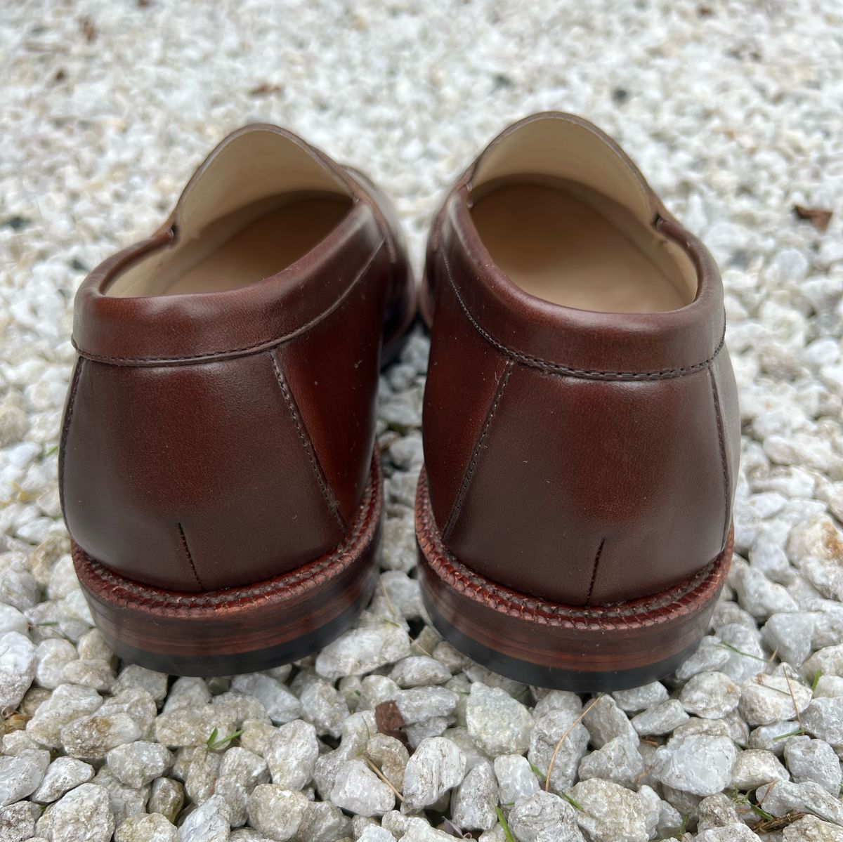 Photo by fjaagewaage on June 1, 2023 of the Grant Stone Traveler Penny in Horween Crimson Chromexcel.