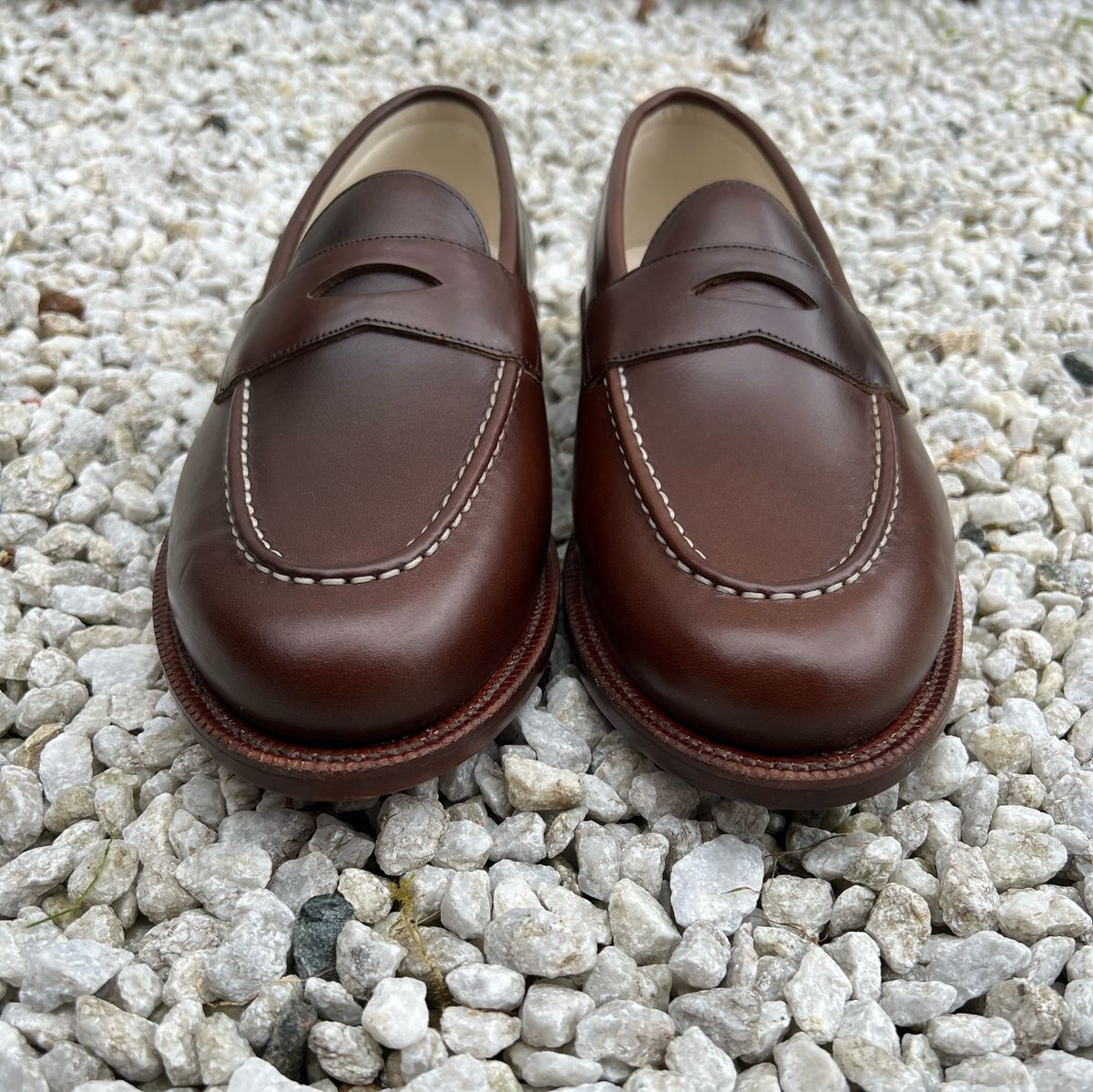 Photo by fjaagewaage on June 1, 2023 of the Grant Stone Traveler Penny in Horween Crimson Chromexcel.