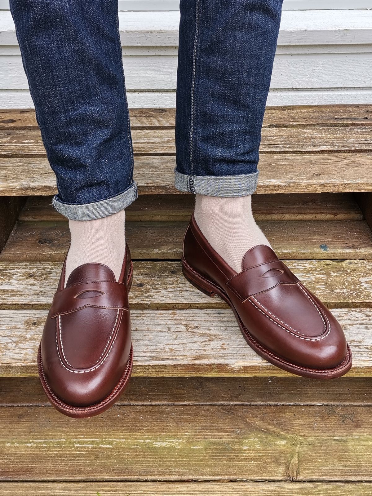 Photo by fjaagewaage on June 1, 2023 of the Grant Stone Traveler Penny in Horween Crimson Chromexcel.