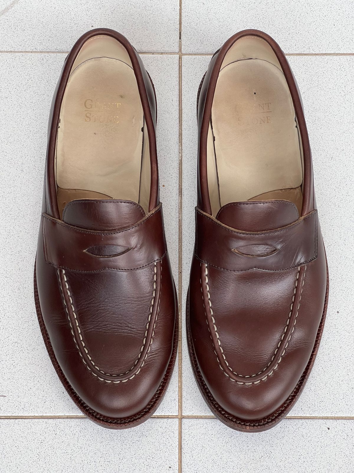 Photo by fjaagewaage on November 1, 2023 of the Grant Stone Traveler Penny in Horween Crimson Chromexcel.