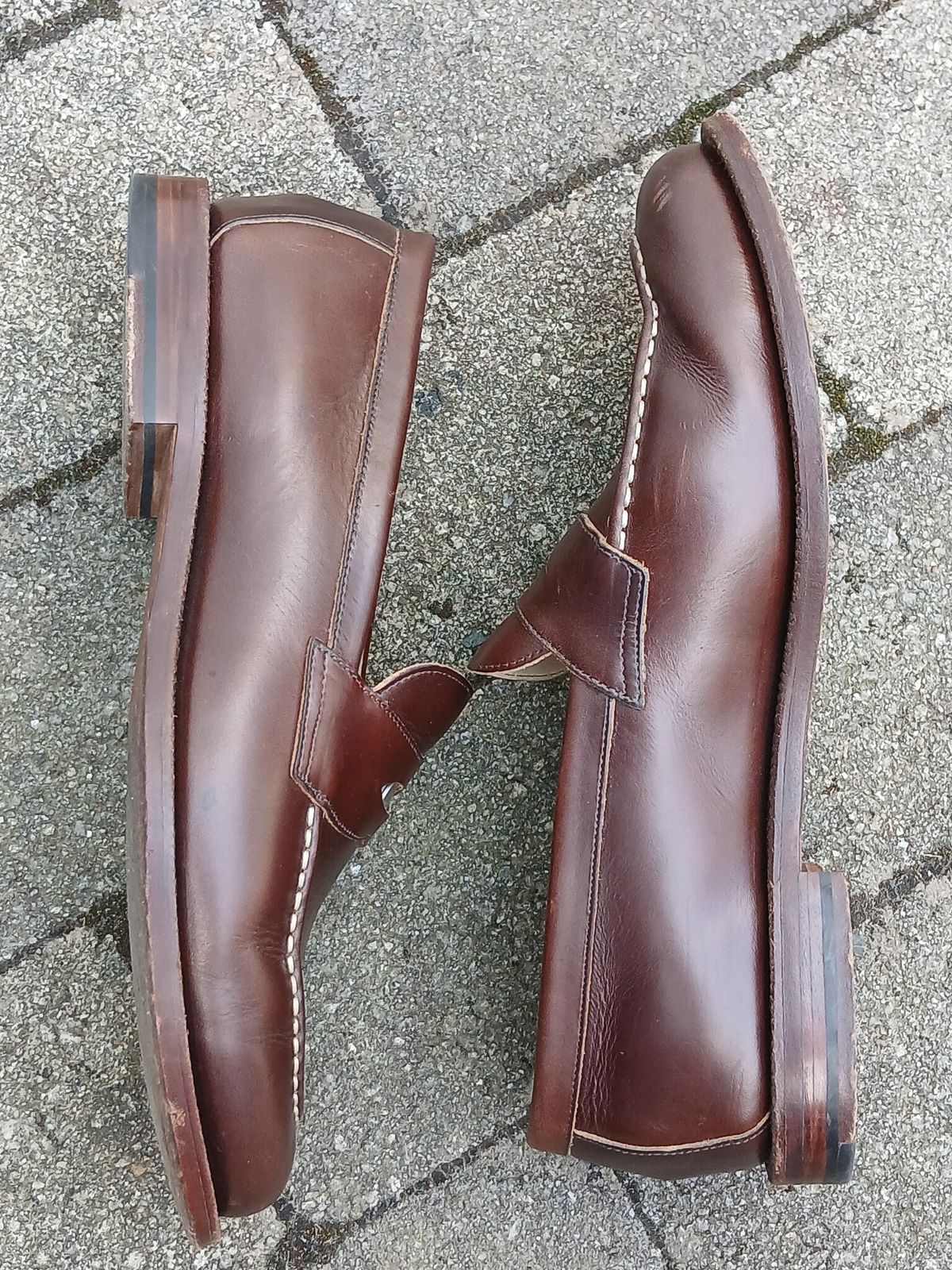 Photo by fjaagewaage on June 15, 2025 of the Grant Stone Traveler Penny in Horween Crimson Chromexcel.