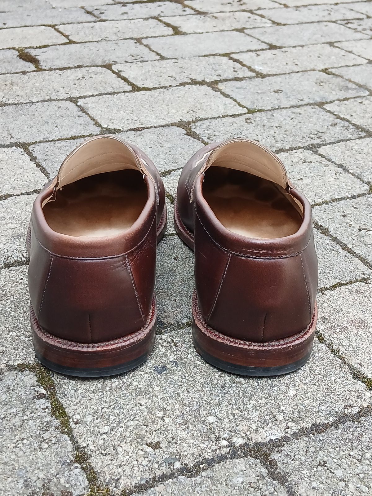 Photo by fjaagewaage on June 15, 2025 of the Grant Stone Traveler Penny in Horween Crimson Chromexcel.