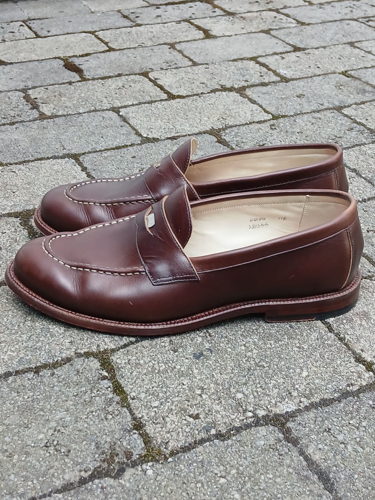Photo by fjaagewaage on June 15, 2025 of the Grant Stone Traveler Penny in Horween Crimson Chromexcel.