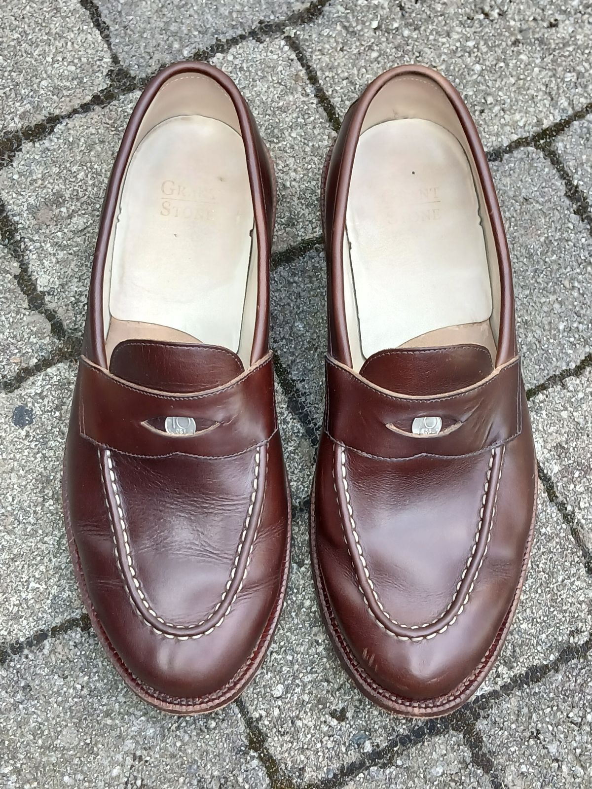 Photo by fjaagewaage on June 15, 2025 of the Grant Stone Traveler Penny in Horween Crimson Chromexcel.