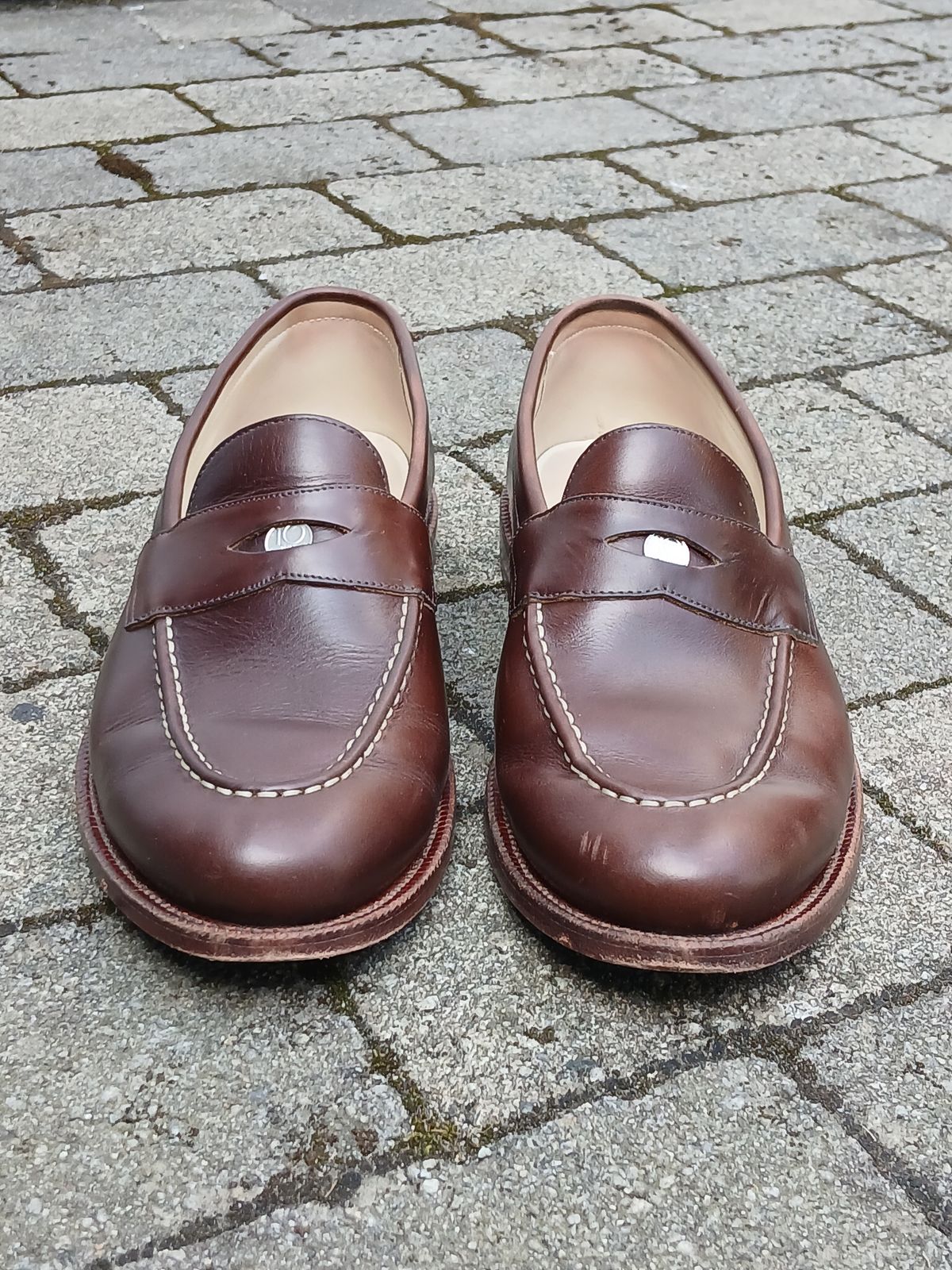 Photo by fjaagewaage on June 15, 2025 of the Grant Stone Traveler Penny in Horween Crimson Chromexcel.