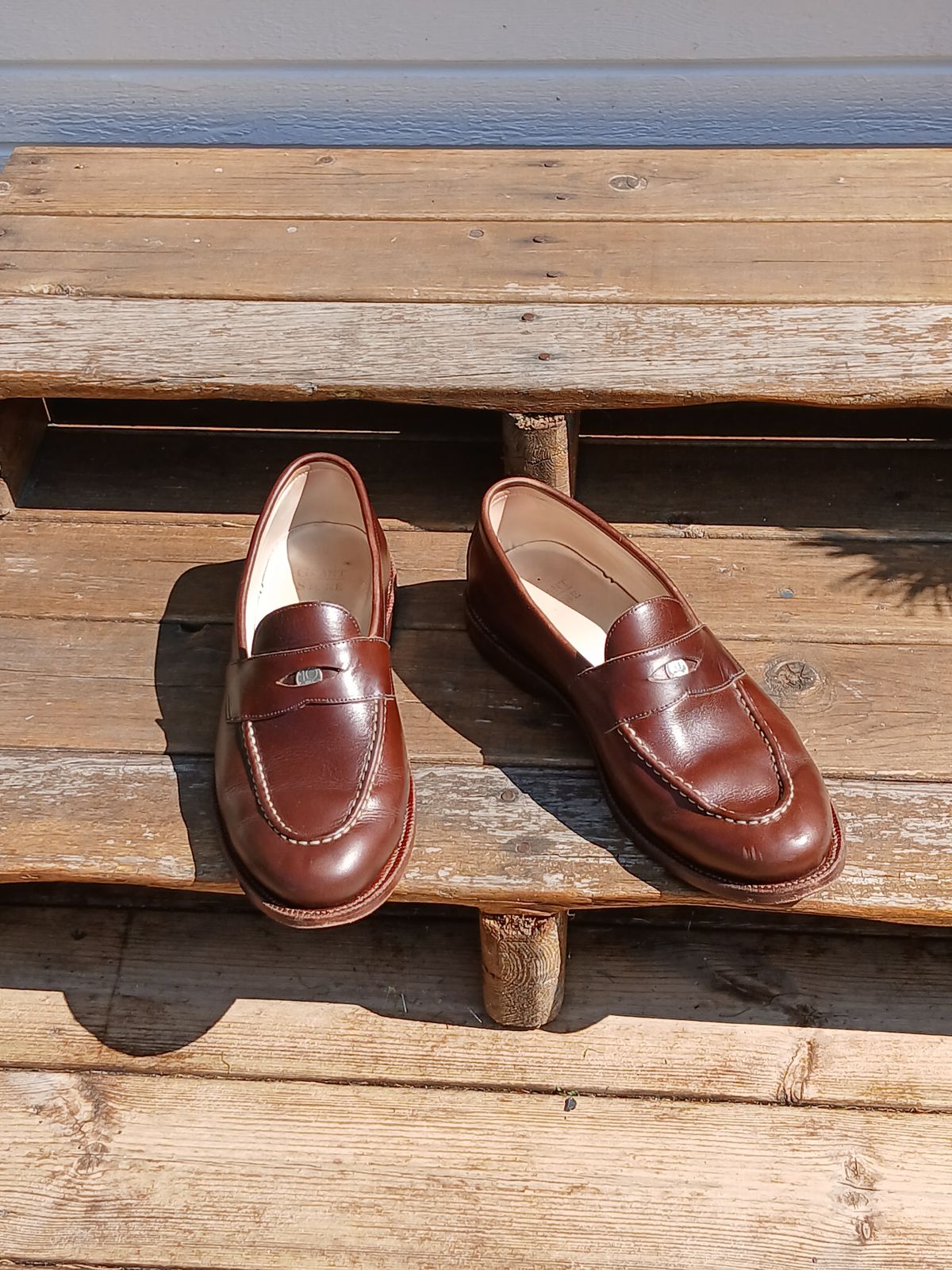 Photo by fjaagewaage on June 15, 2025 of the Grant Stone Traveler Penny in Horween Crimson Chromexcel.