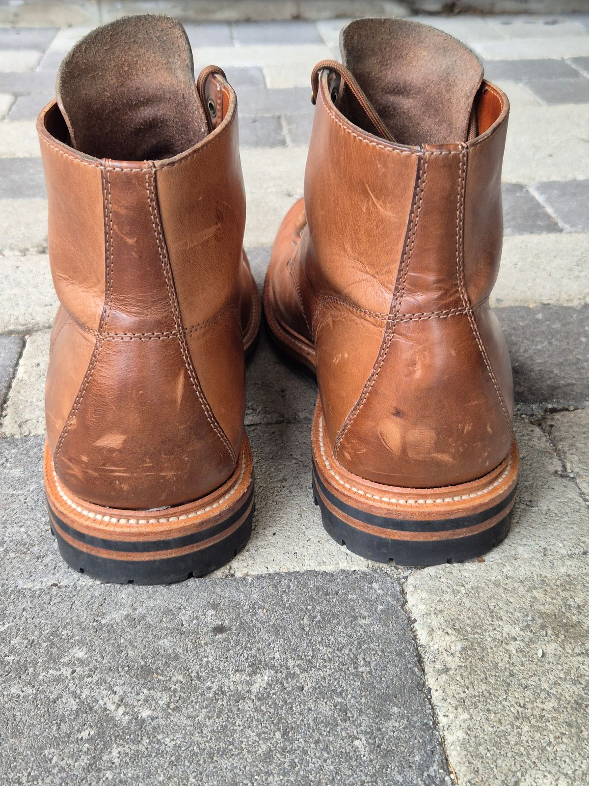 Photo by fjaagewaage on November 2, 2024 of the Grant Stone Brass Boot in Horween Dune Chromexcel.