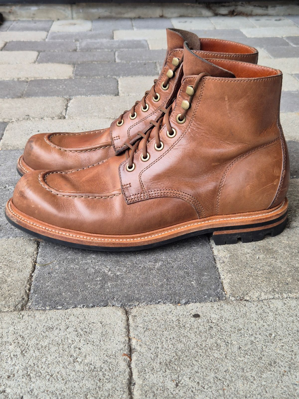 Photo by fjaagewaage on November 2, 2024 of the Grant Stone Brass Boot in Horween Dune Chromexcel.