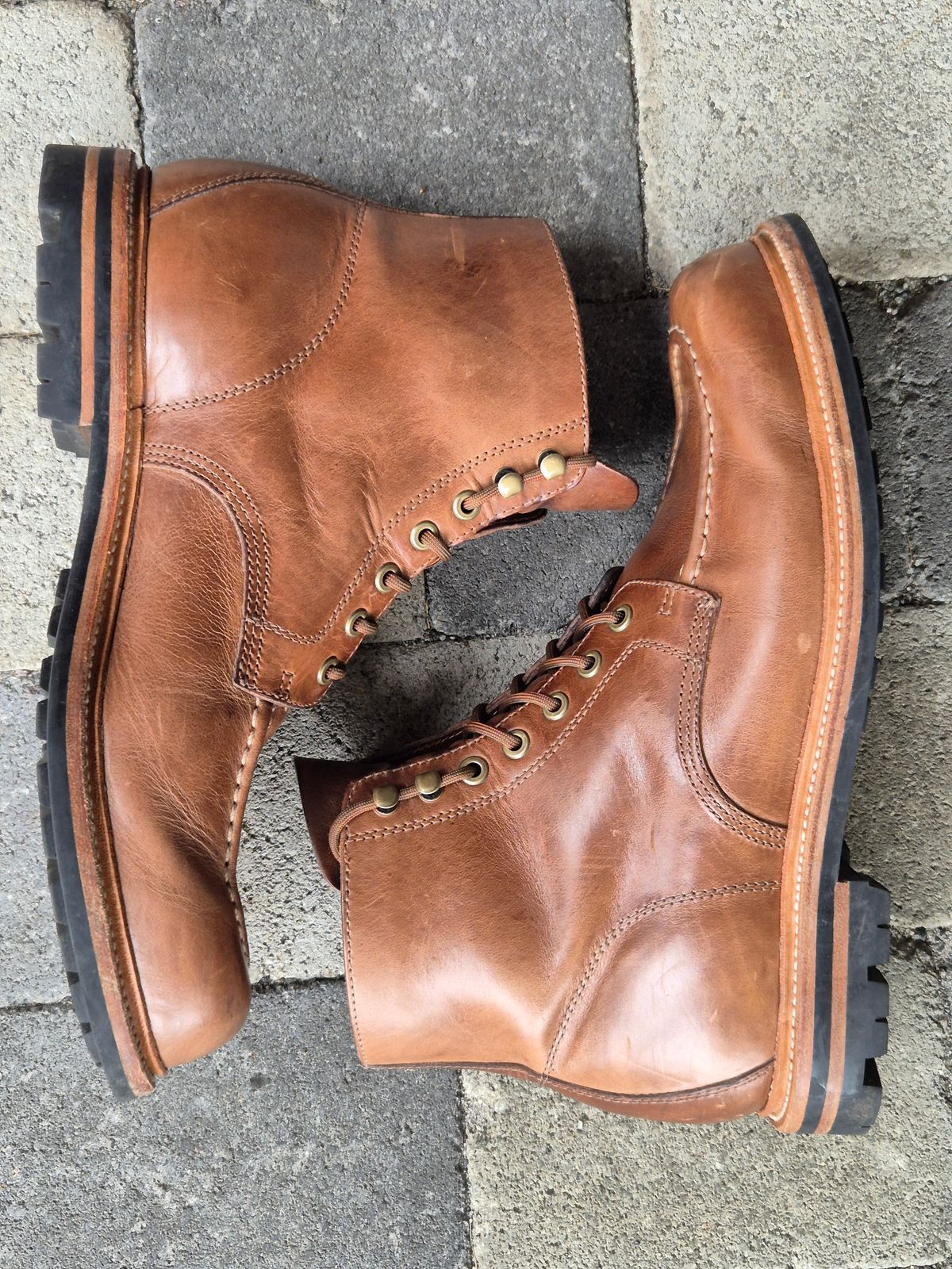 Photo by fjaagewaage on November 2, 2024 of the Grant Stone Brass Boot in Horween Dune Chromexcel.