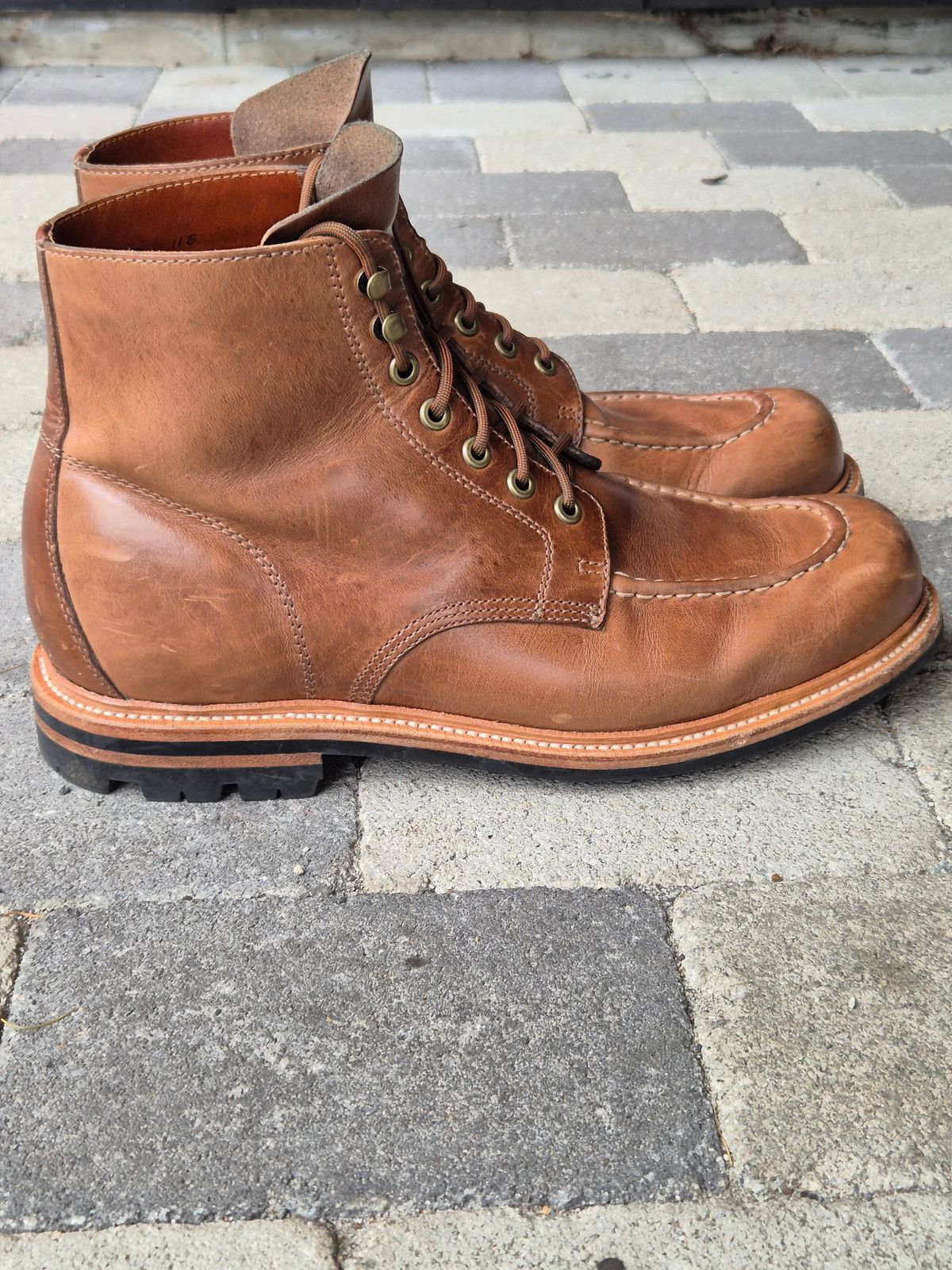 Photo by fjaagewaage on November 2, 2024 of the Grant Stone Brass Boot in Horween Dune Chromexcel.
