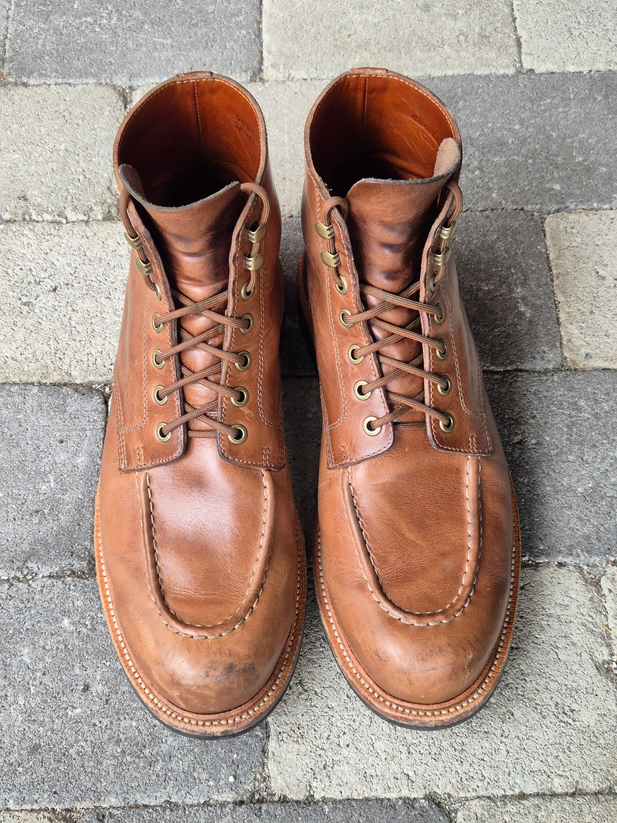 Photo by fjaagewaage on November 2, 2024 of the Grant Stone Brass Boot in Horween Dune Chromexcel.