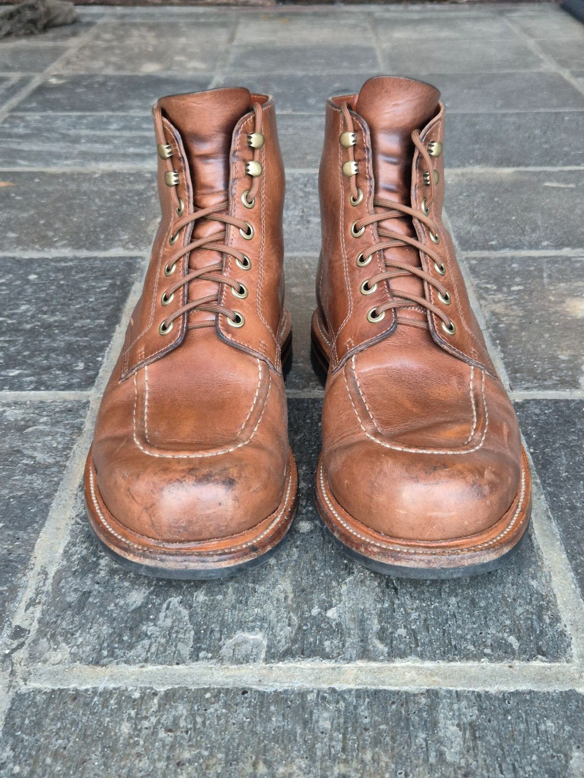 Photo by fjaagewaage on December 3, 2024 of the Grant Stone Brass Boot in Horween Dune Chromexcel.