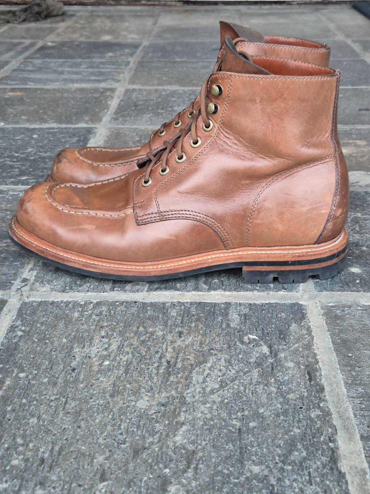 Photo by fjaagewaage on December 3, 2024 of the Grant Stone Brass Boot in Horween Dune Chromexcel.