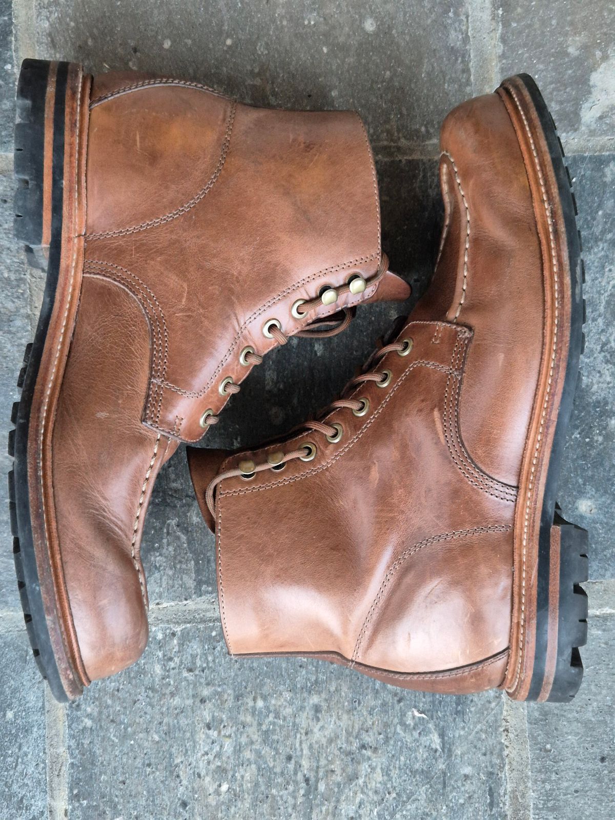 Photo by fjaagewaage on December 3, 2024 of the Grant Stone Brass Boot in Horween Dune Chromexcel.