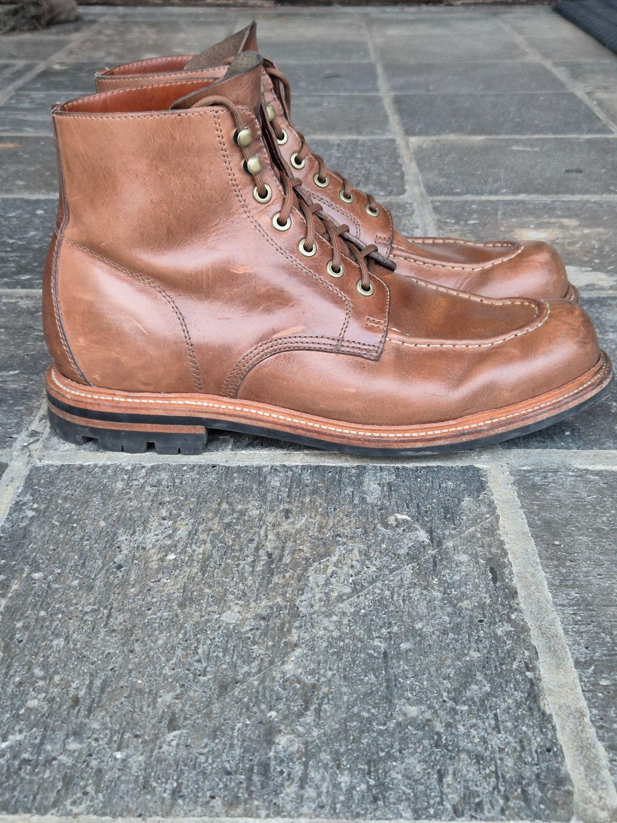 Photo by fjaagewaage on December 3, 2024 of the Grant Stone Brass Boot in Horween Dune Chromexcel.