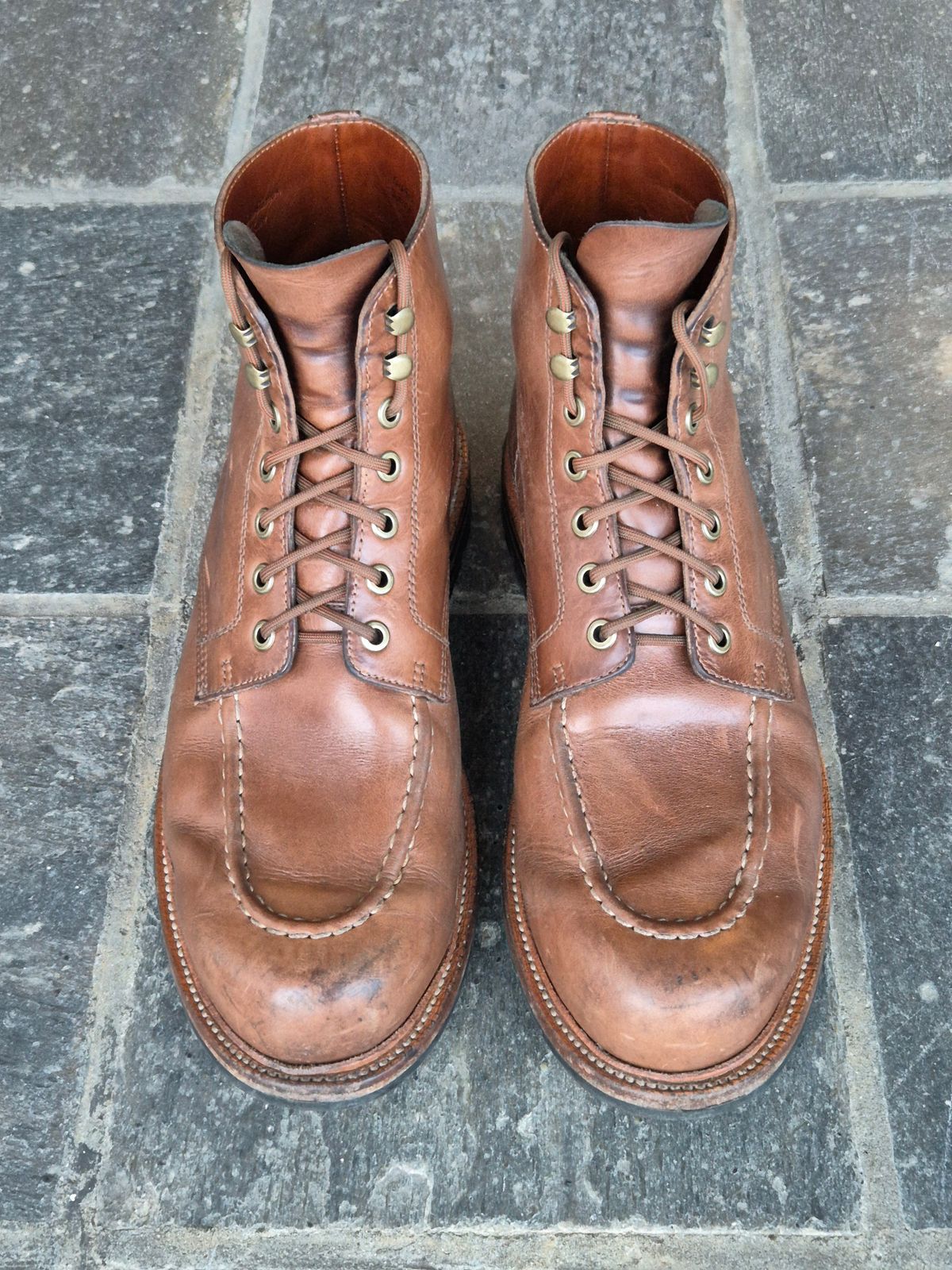 Photo by fjaagewaage on December 3, 2024 of the Grant Stone Brass Boot in Horween Dune Chromexcel.