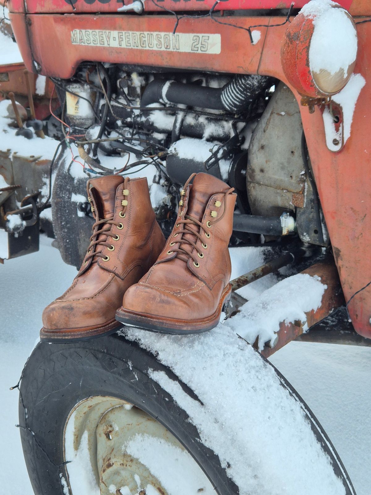 Photo by fjaagewaage on January 3, 2025 of the Grant Stone Brass Boot in Horween Dune Chromexcel.