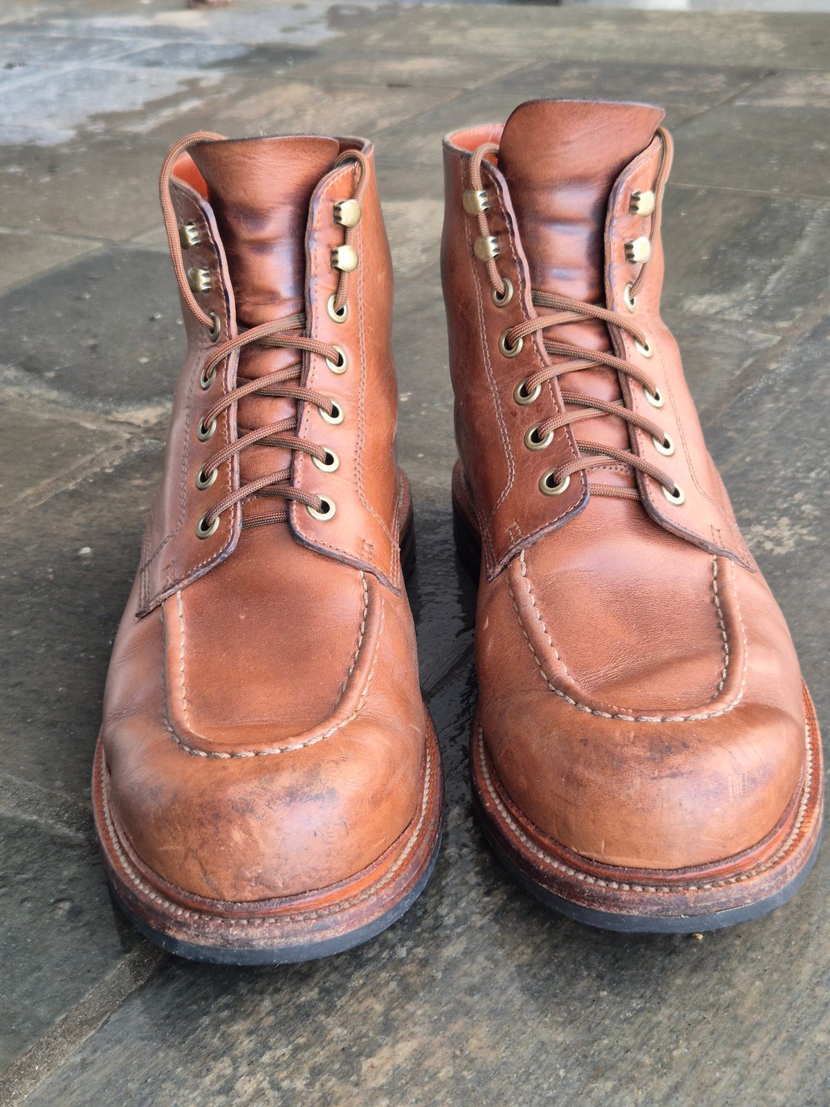 Photo by fjaagewaage on January 3, 2025 of the Grant Stone Brass Boot in Horween Dune Chromexcel.