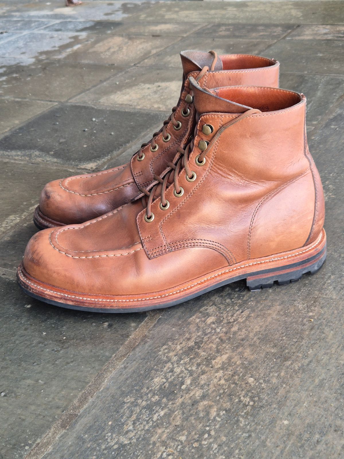 Photo by fjaagewaage on January 3, 2025 of the Grant Stone Brass Boot in Horween Dune Chromexcel.