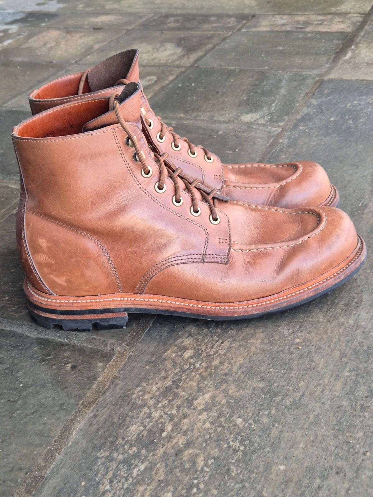 Photo by fjaagewaage on January 3, 2025 of the Grant Stone Brass Boot in Horween Dune Chromexcel.