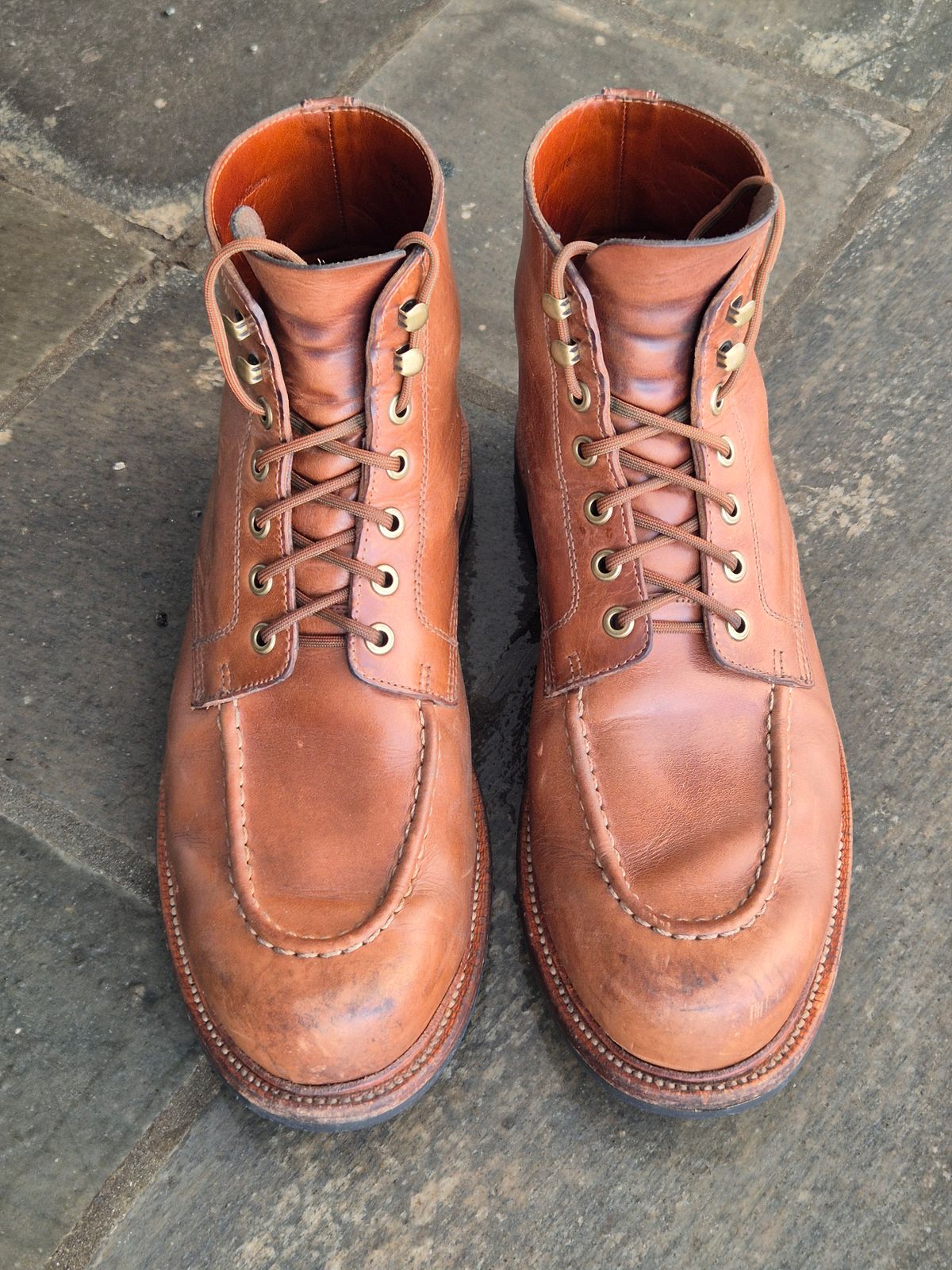 Photo by fjaagewaage on January 3, 2025 of the Grant Stone Brass Boot in Horween Dune Chromexcel.