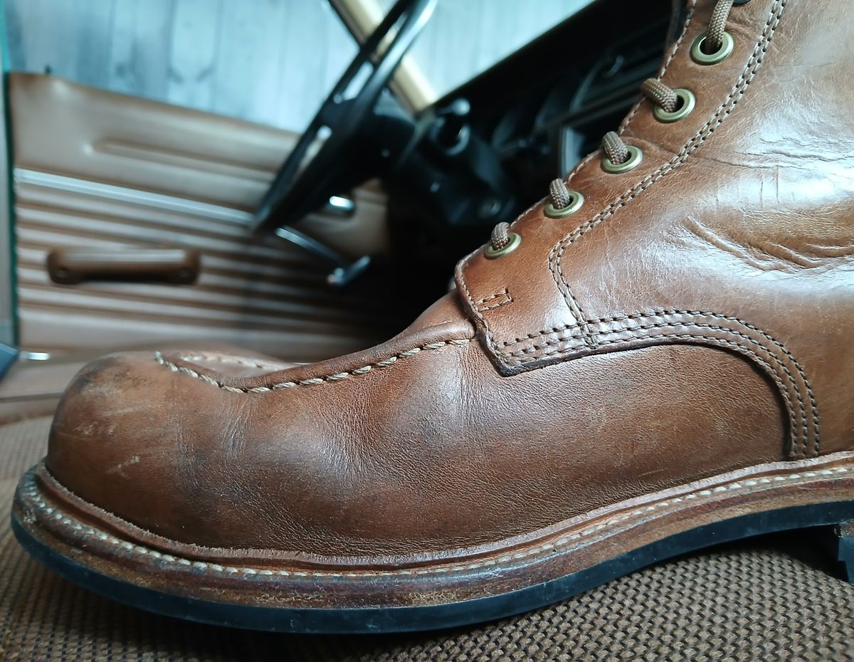 Photo by fjaagewaage on February 1, 2025 of the Grant Stone Brass Boot in Horween Dune Chromexcel.