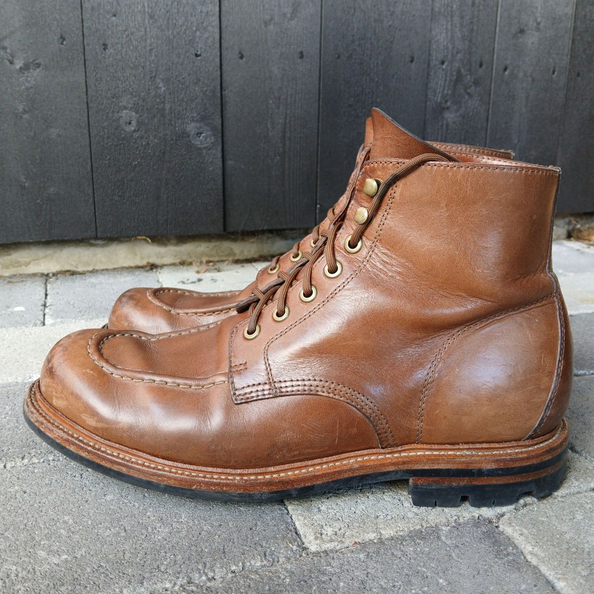 Photo by fjaagewaage on February 1, 2025 of the Grant Stone Brass Boot in Horween Dune Chromexcel.