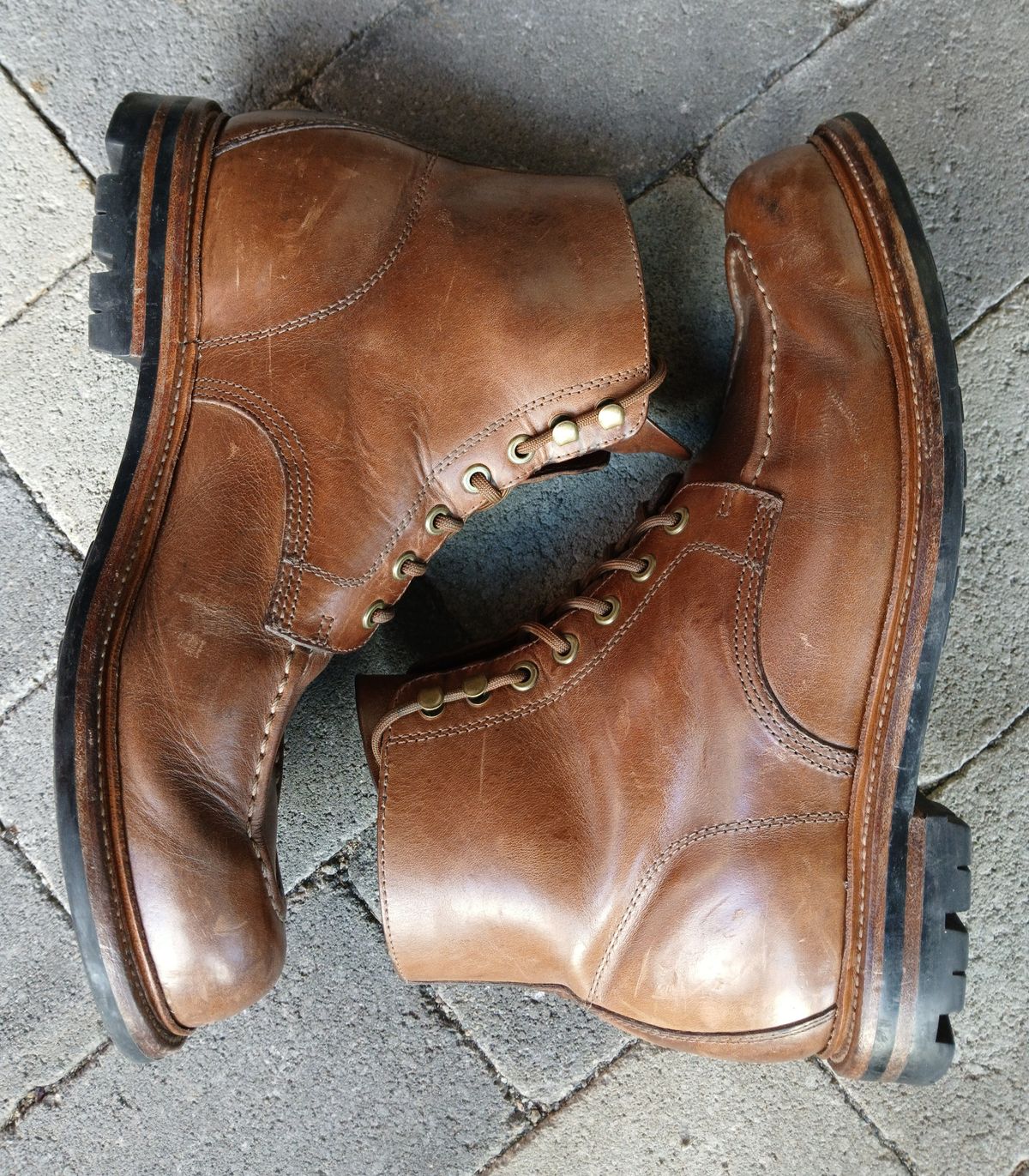 Photo by fjaagewaage on February 1, 2025 of the Grant Stone Brass Boot in Horween Dune Chromexcel.