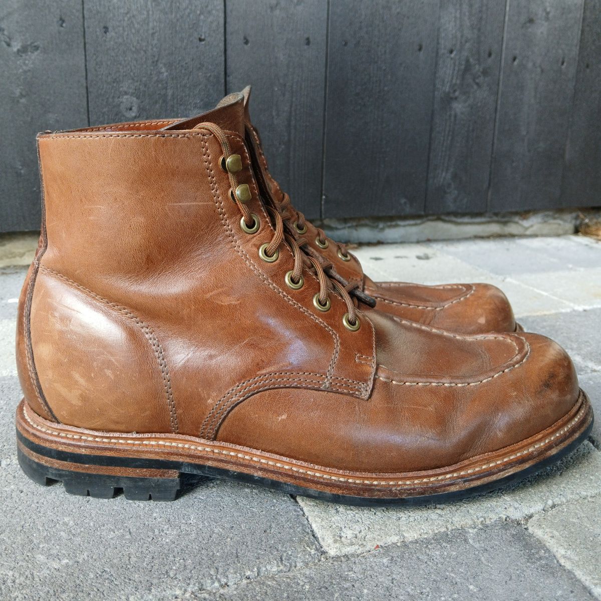 Photo by fjaagewaage on February 1, 2025 of the Grant Stone Brass Boot in Horween Dune Chromexcel.