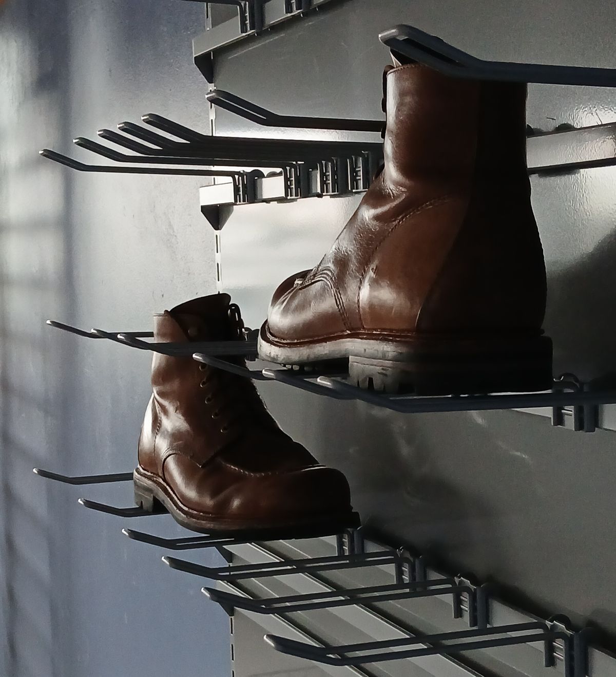 Photo by fjaagewaage on March 3, 2025 of the Grant Stone Brass Boot in Horween Dune Chromexcel.