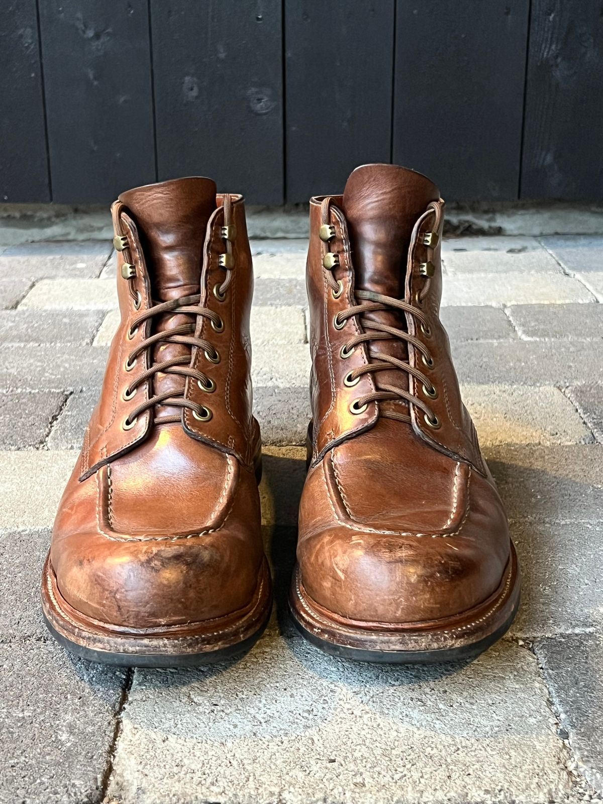 Photo by fjaagewaage on March 2, 2025 of the Grant Stone Brass Boot in Horween Dune Chromexcel.