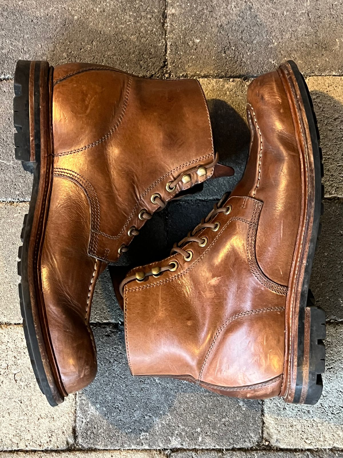 Photo by fjaagewaage on March 2, 2025 of the Grant Stone Brass Boot in Horween Dune Chromexcel.