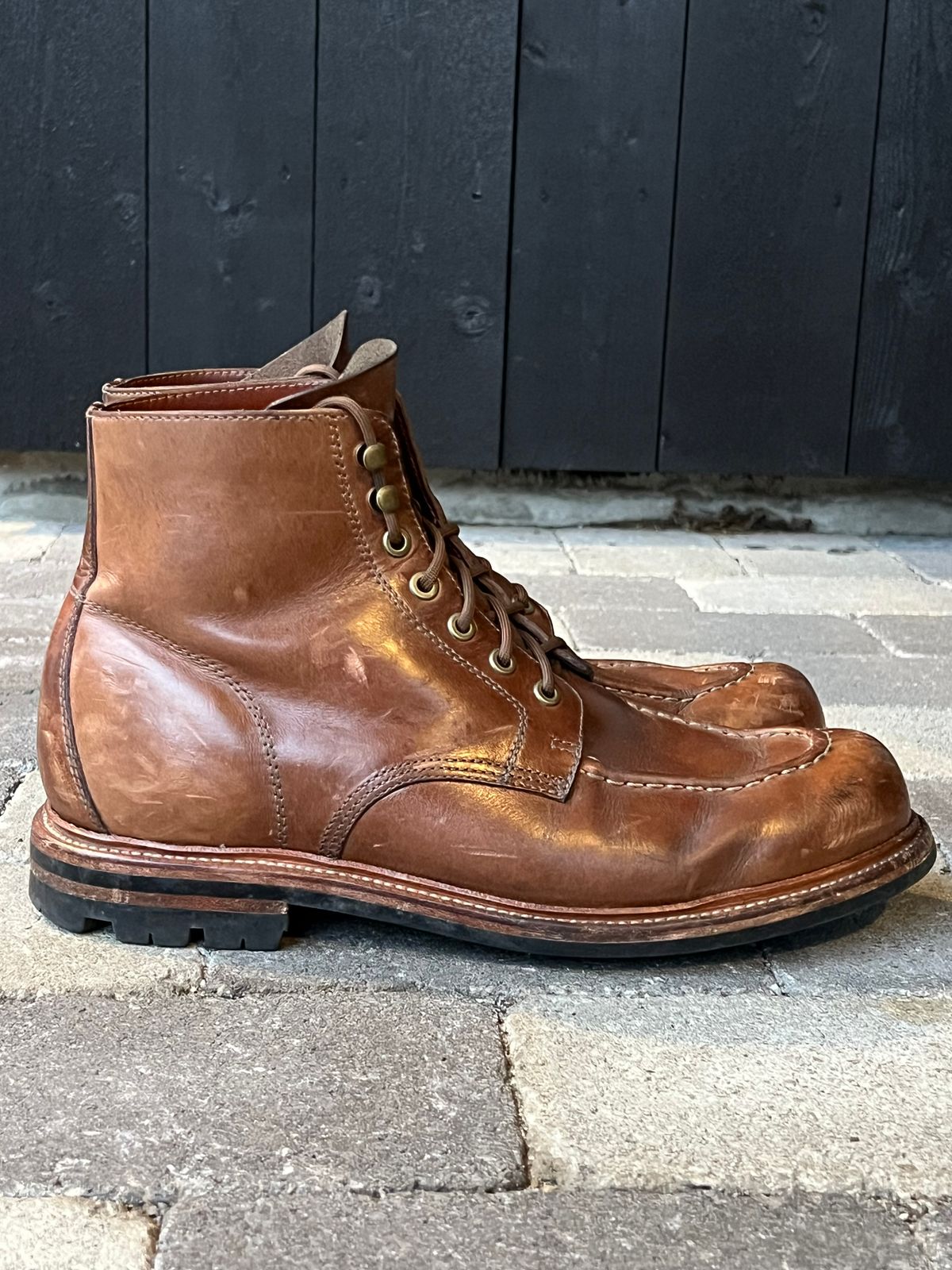 Photo by fjaagewaage on March 2, 2025 of the Grant Stone Brass Boot in Horween Dune Chromexcel.