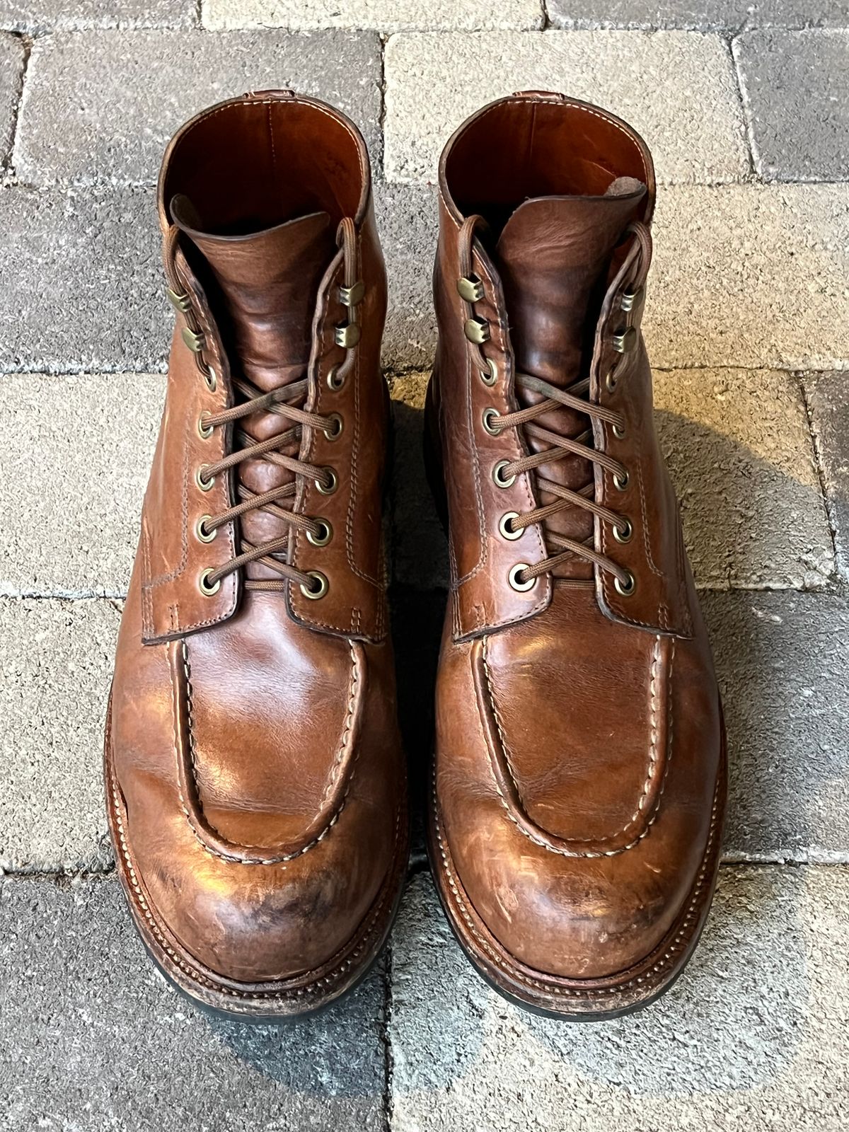 Photo by fjaagewaage on March 2, 2025 of the Grant Stone Brass Boot in Horween Dune Chromexcel.