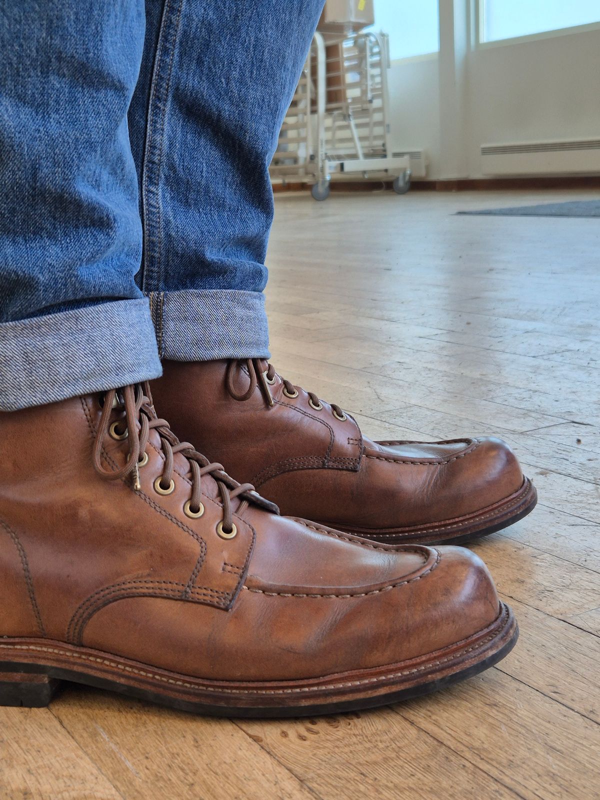 Photo by fjaagewaage on March 31, 2025 of the Grant Stone Brass Boot in Horween Dune Chromexcel.