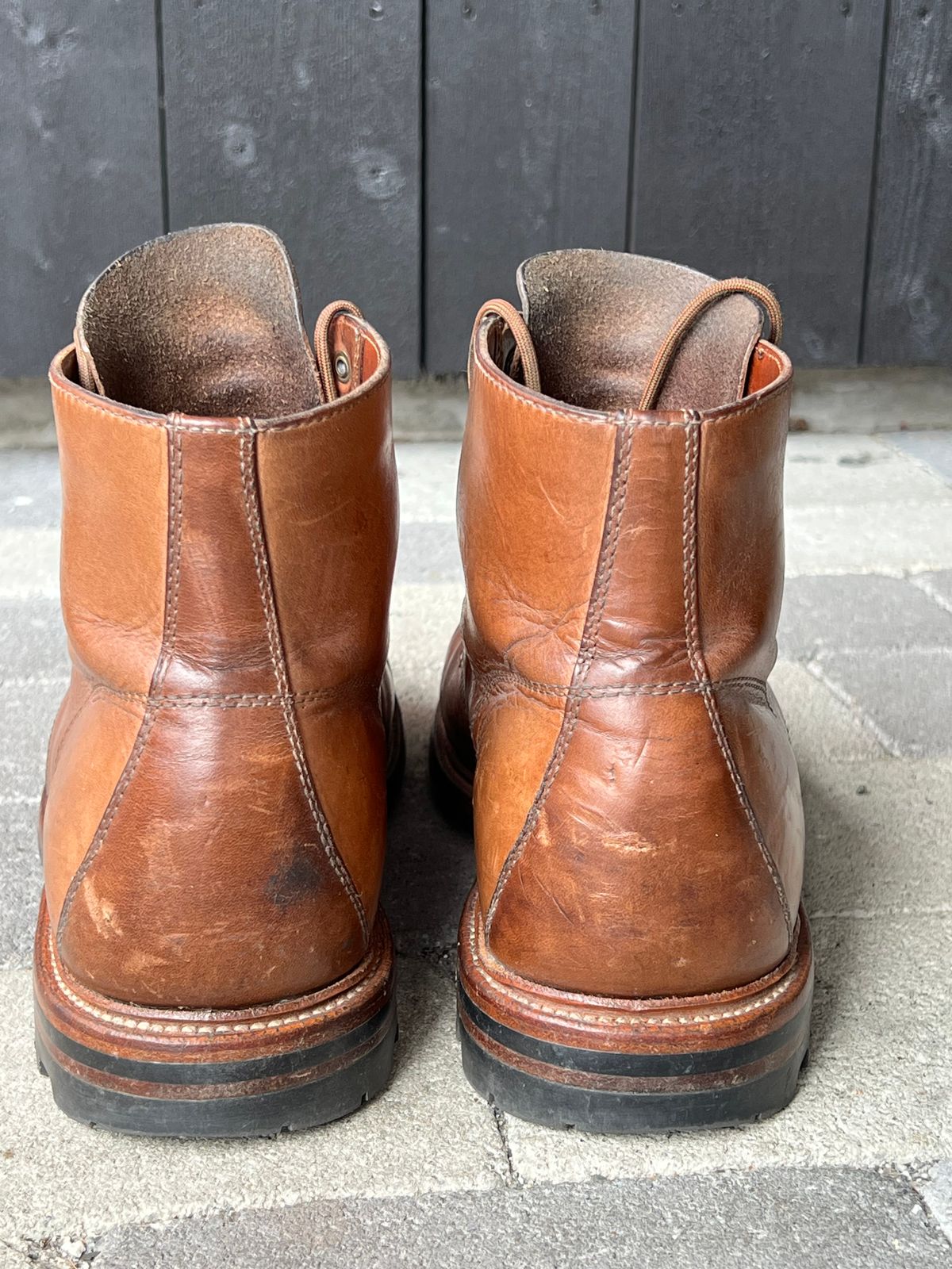 Photo by fjaagewaage on March 31, 2025 of the Grant Stone Brass Boot in Horween Dune Chromexcel.