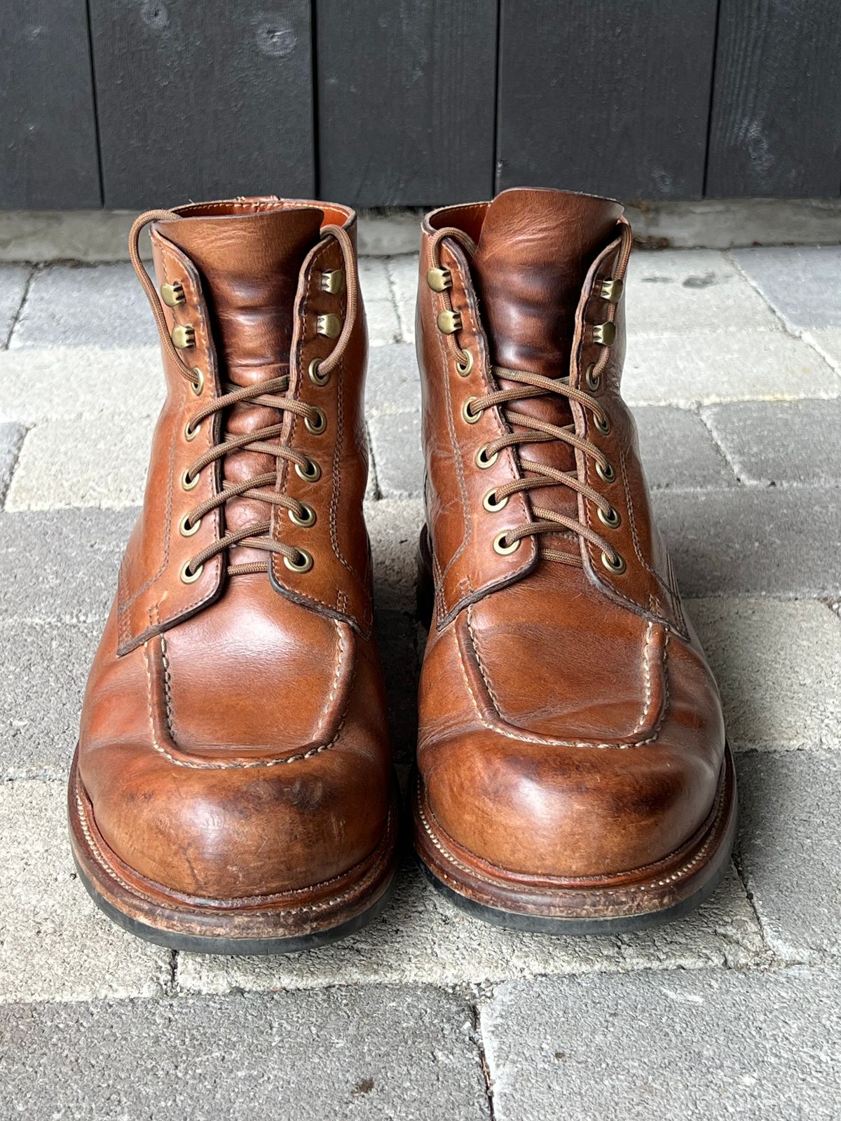 Photo by fjaagewaage on March 31, 2025 of the Grant Stone Brass Boot in Horween Dune Chromexcel.