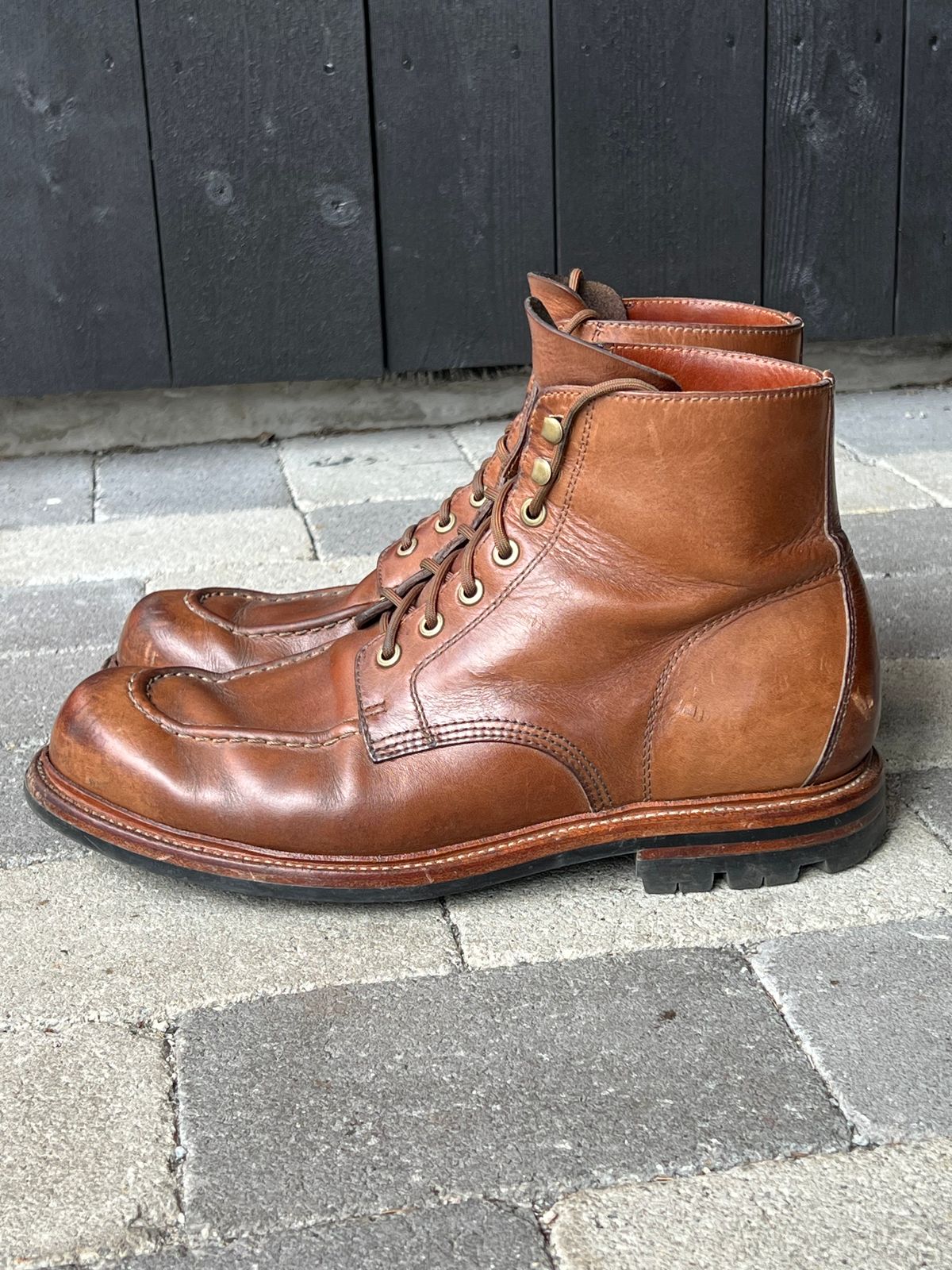 Photo by fjaagewaage on March 31, 2025 of the Grant Stone Brass Boot in Horween Dune Chromexcel.