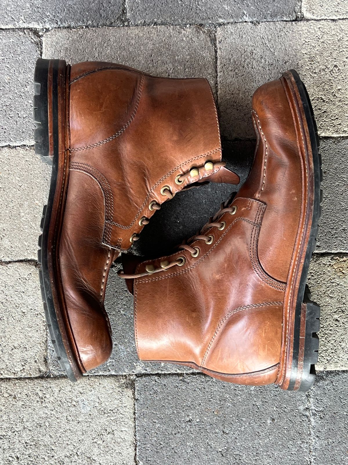 Photo by fjaagewaage on March 31, 2025 of the Grant Stone Brass Boot in Horween Dune Chromexcel.