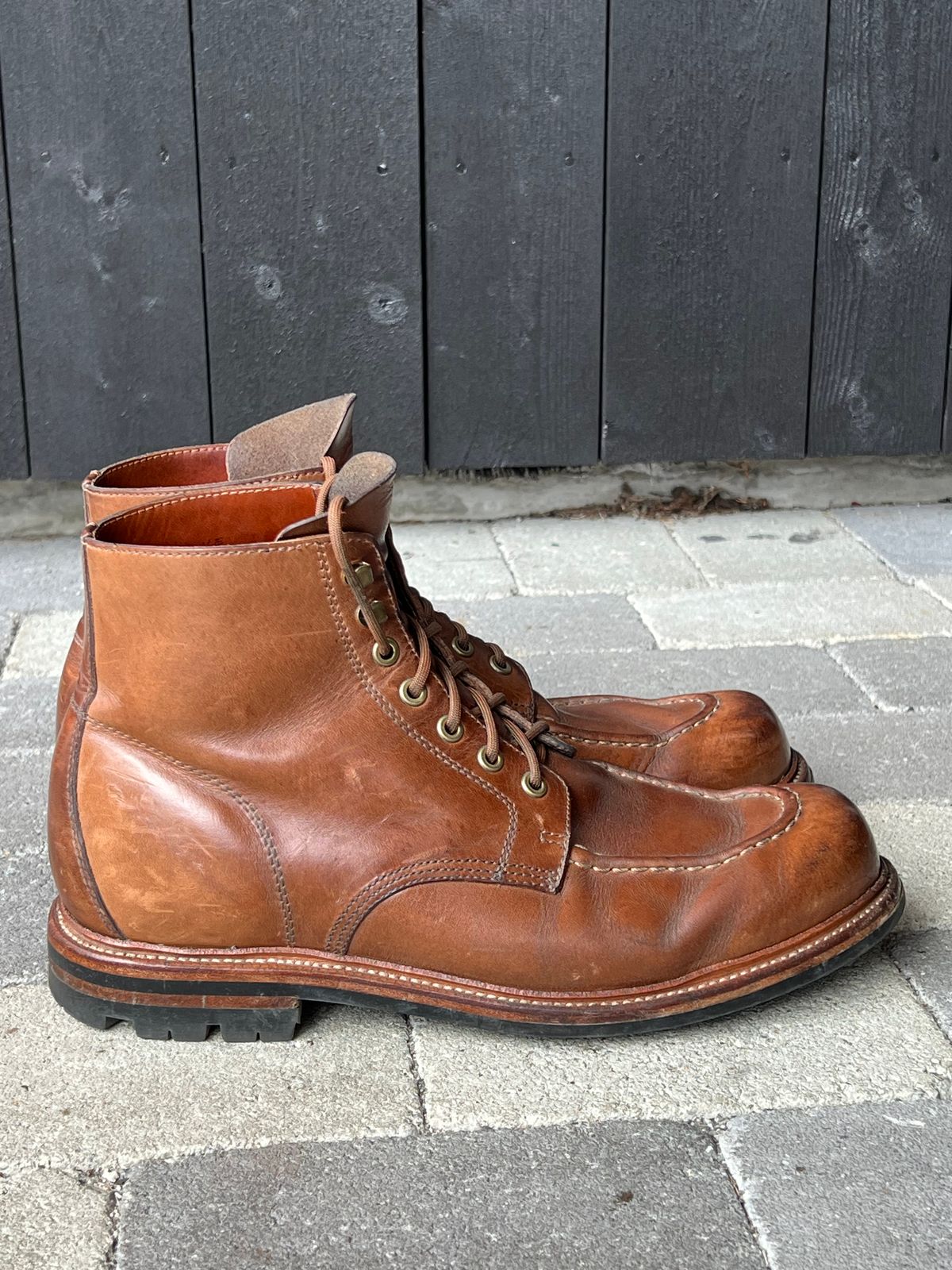 Photo by fjaagewaage on March 31, 2025 of the Grant Stone Brass Boot in Horween Dune Chromexcel.