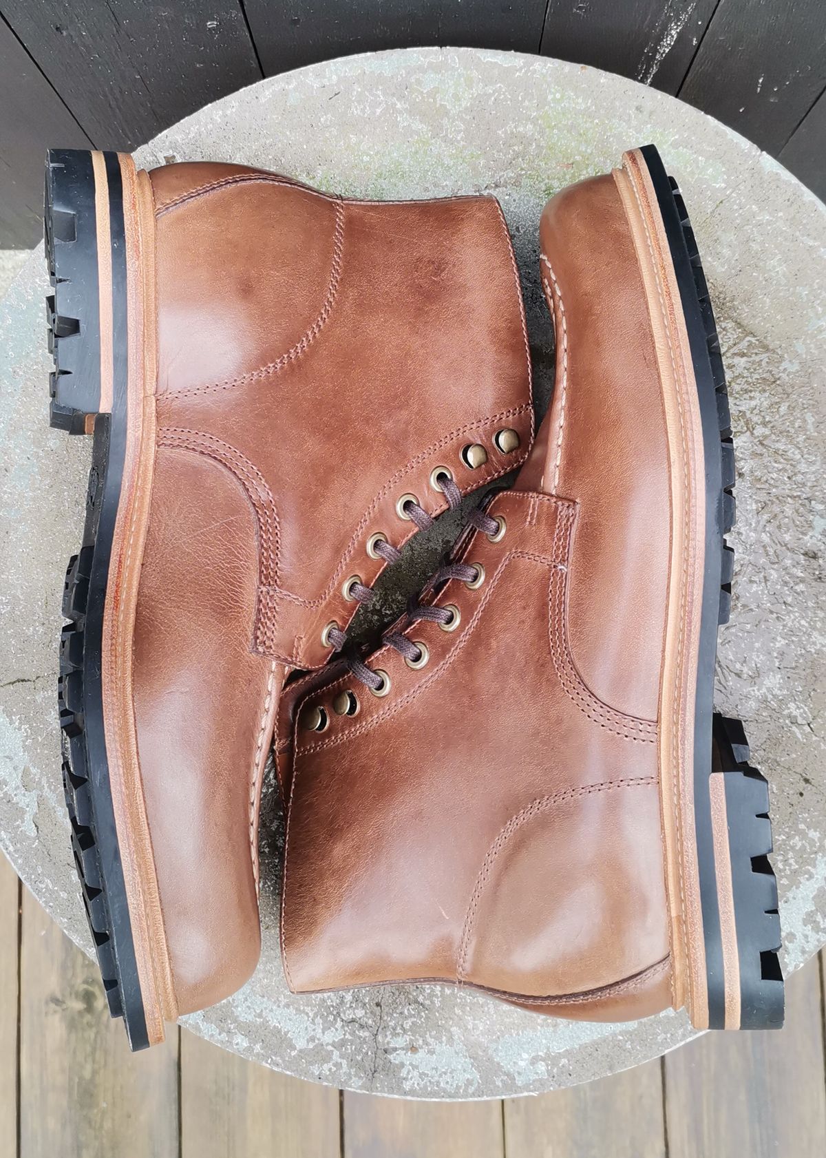 Photo by fjaagewaage on February 4, 2023 of the Grant Stone Brass Boot in Horween Dune Chromexcel.