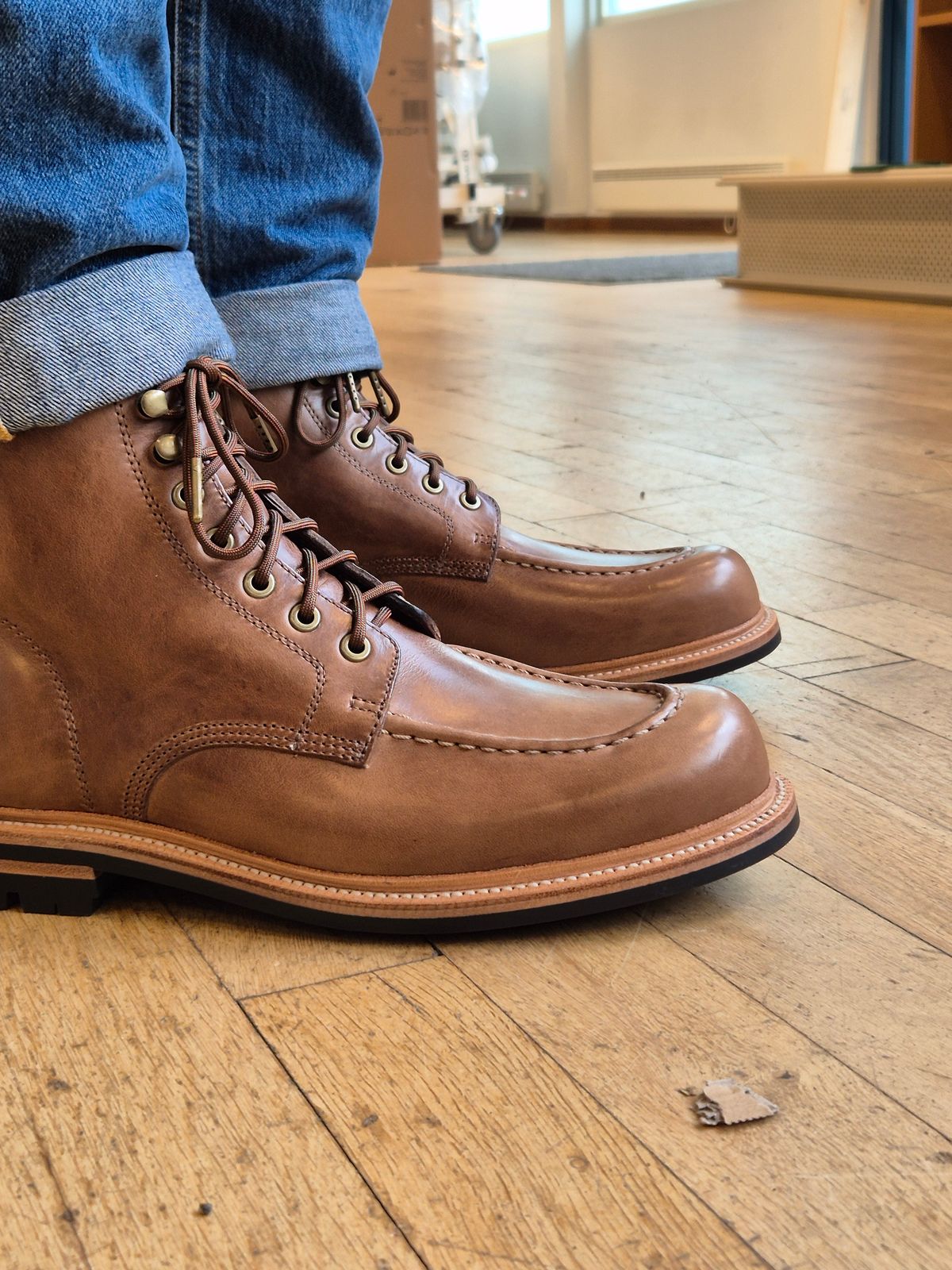 Photo by fjaagewaage on October 1, 2024 of the Grant Stone Brass Boot in Horween Dune Chromexcel.