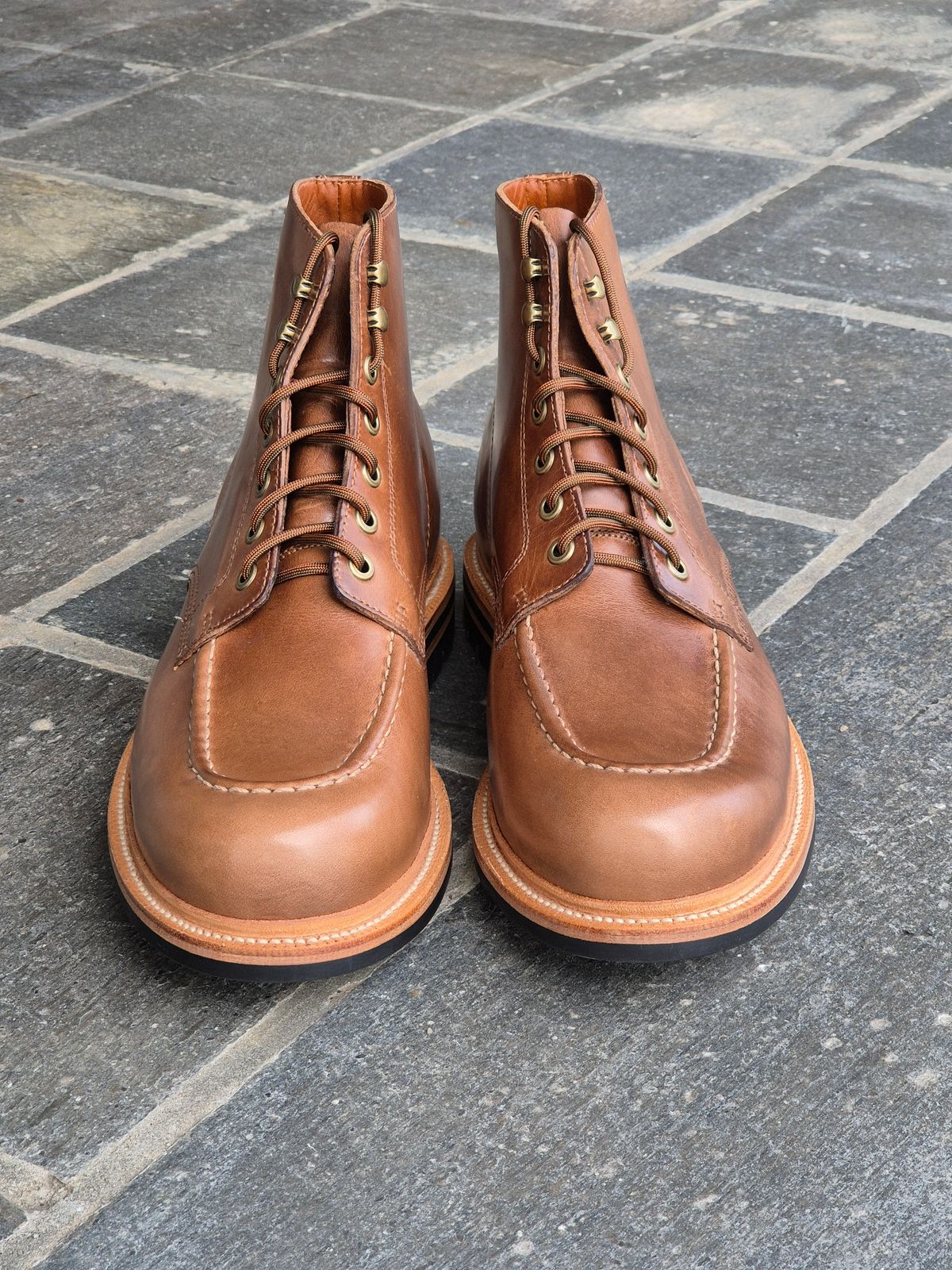 Photo by fjaagewaage on October 1, 2024 of the Grant Stone Brass Boot in Horween Dune Chromexcel.