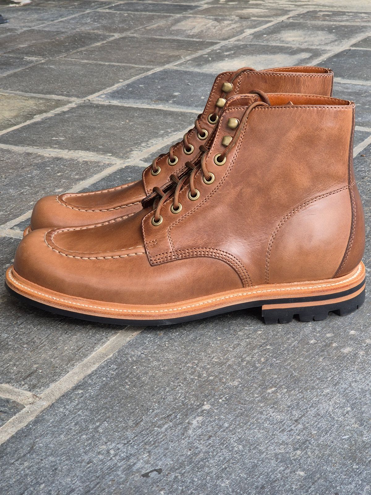 Photo by fjaagewaage on October 1, 2024 of the Grant Stone Brass Boot in Horween Dune Chromexcel.