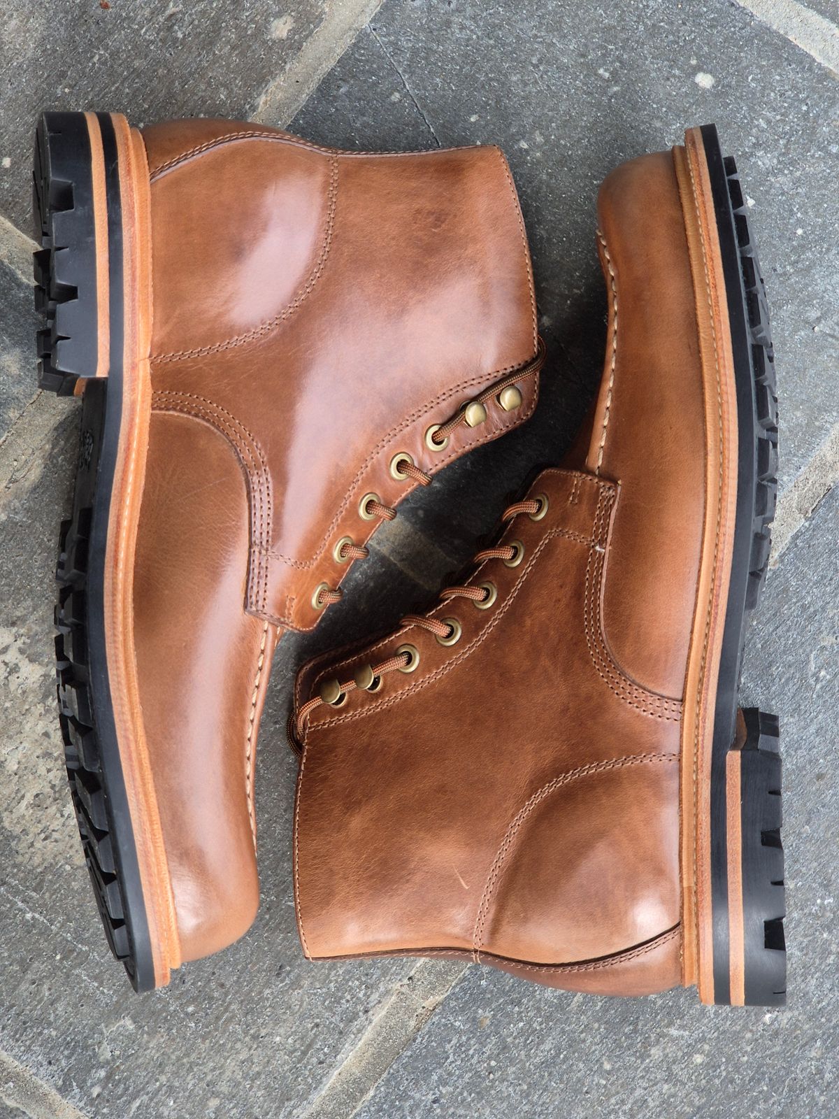 Photo by fjaagewaage on October 1, 2024 of the Grant Stone Brass Boot in Horween Dune Chromexcel.